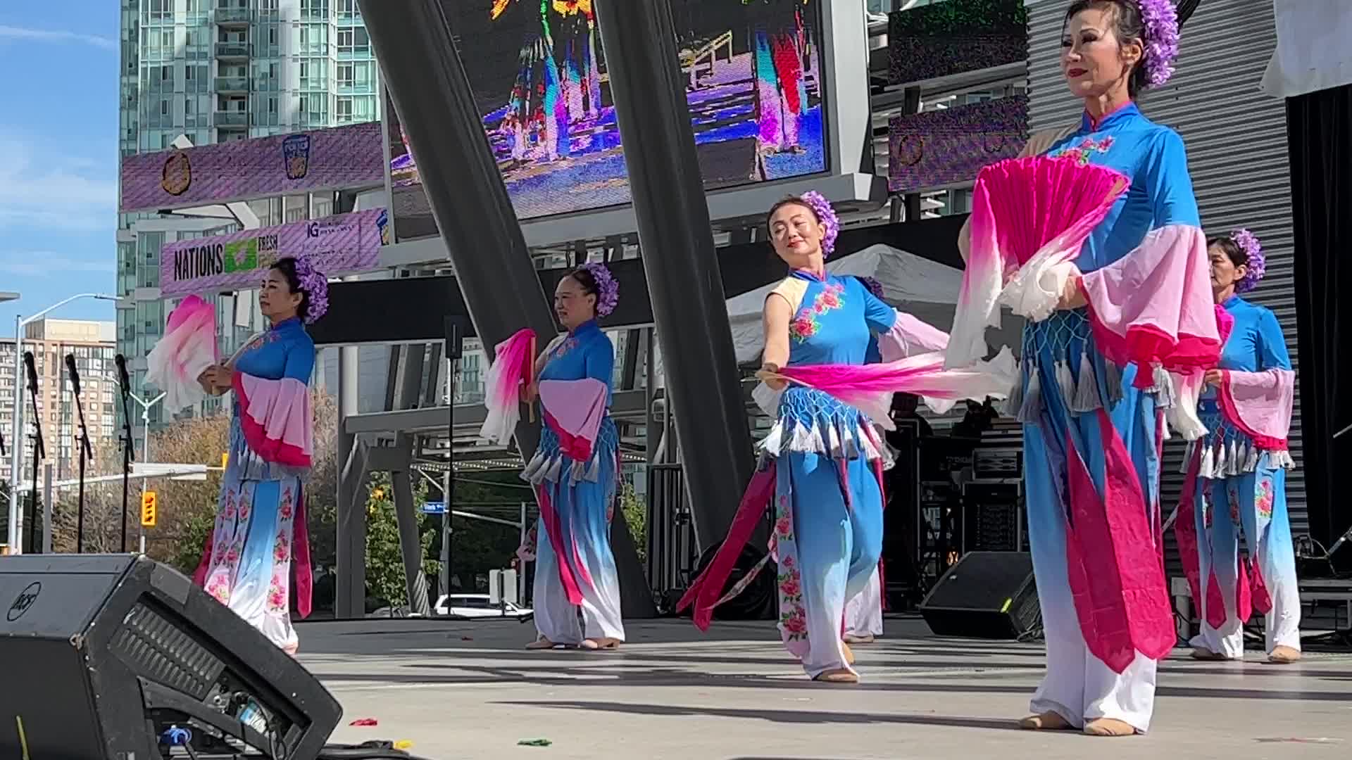 Chinese dancers perform in Mississauga
