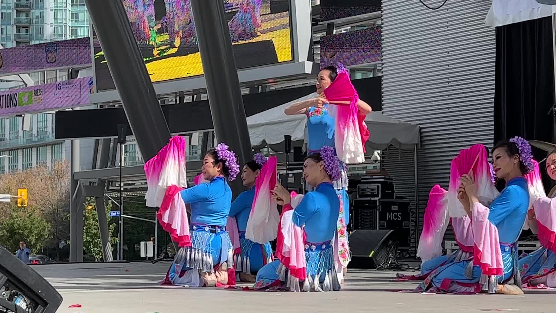 Chinese dancers perform in Mississauga