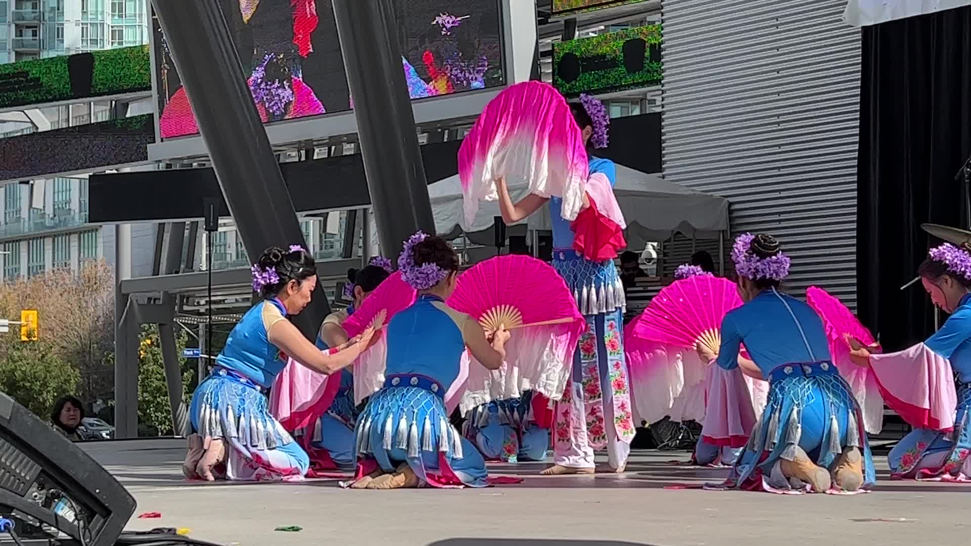 Chinese dancers perform in Mississauga