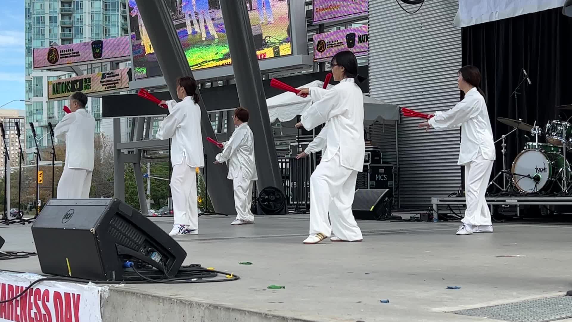 Chinese dancers perform in Mississauga