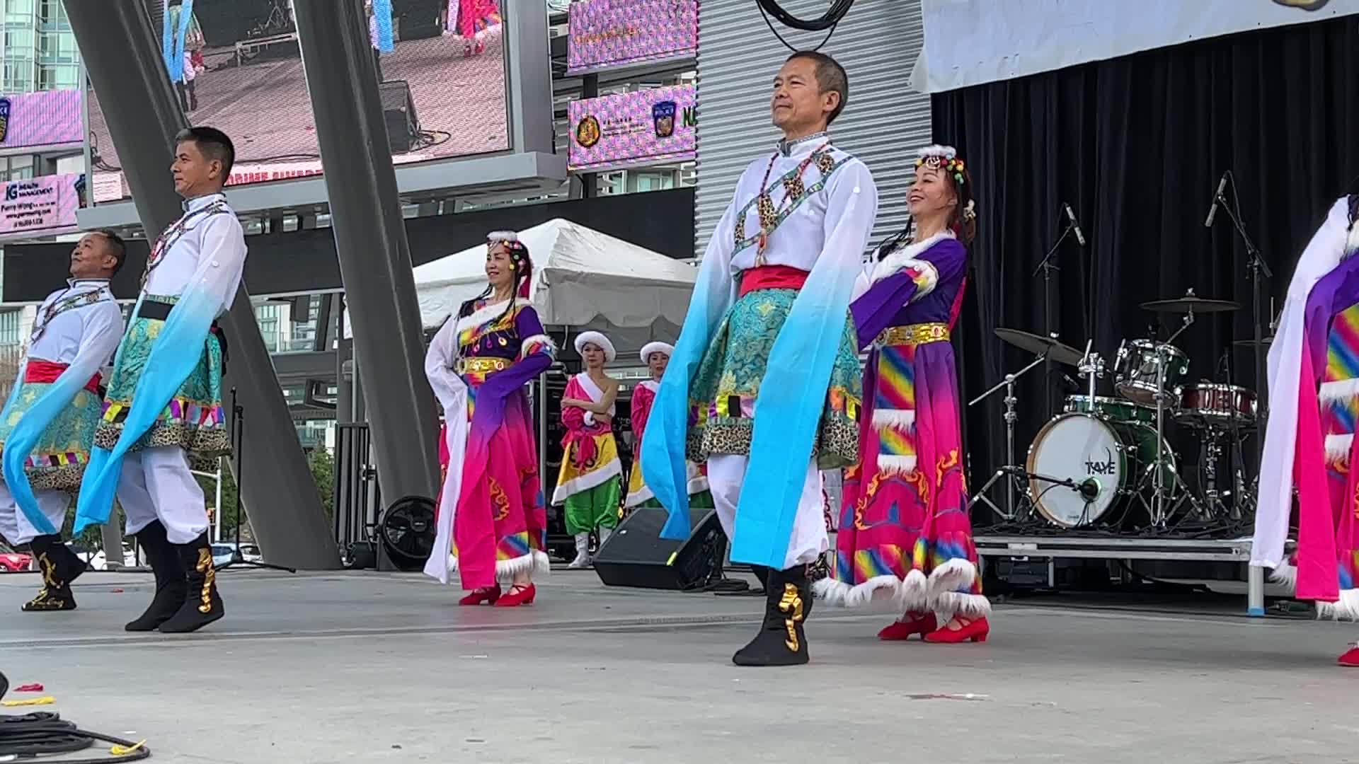 Chinese dancers perform in Mississauga