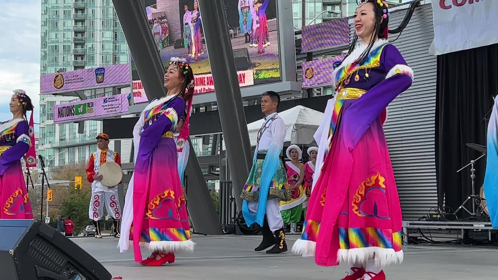 Chinese dancers perform in Mississauga