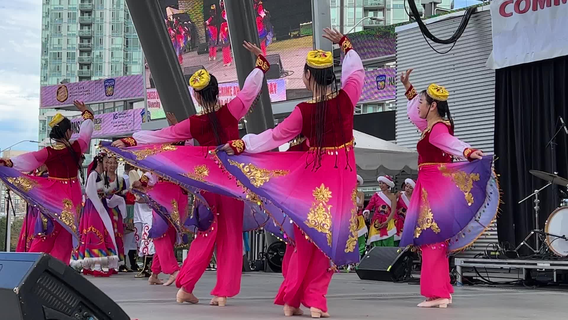 Chinese dancers perform in Mississauga