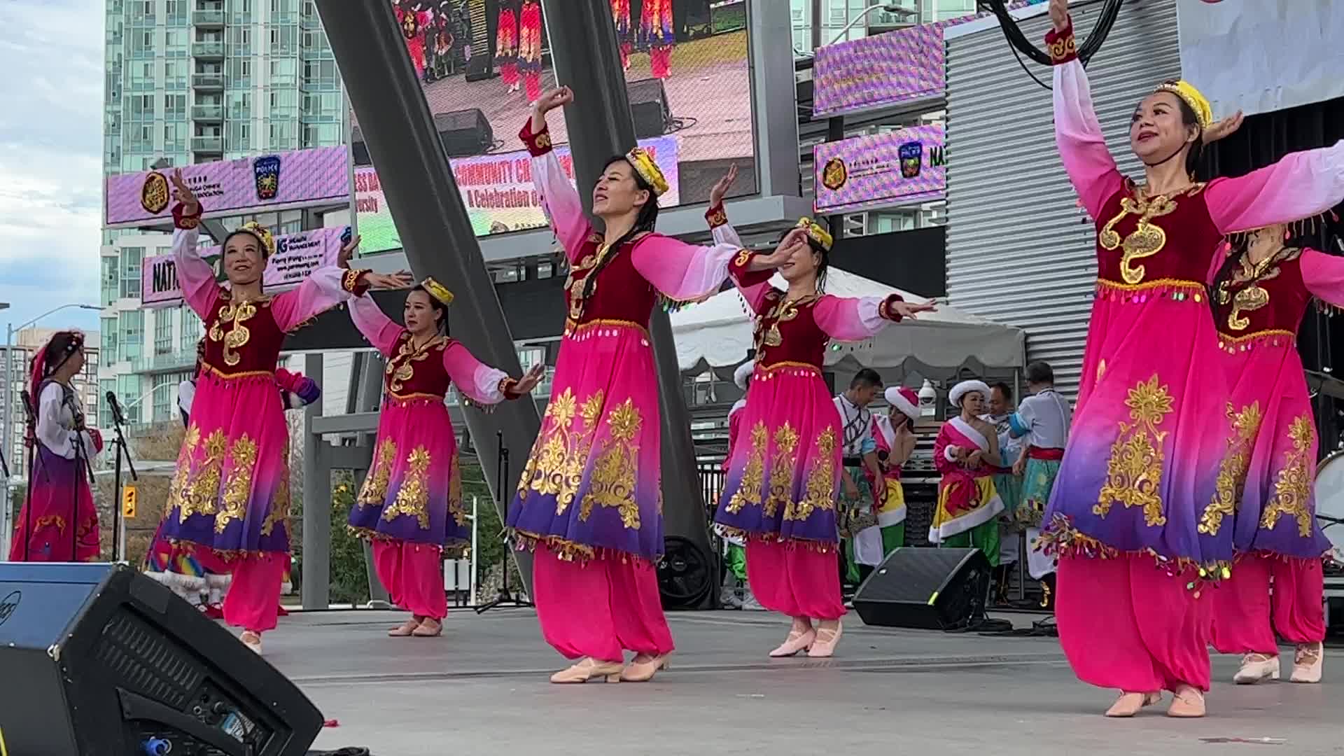 Chinese dancers perform in Mississauga