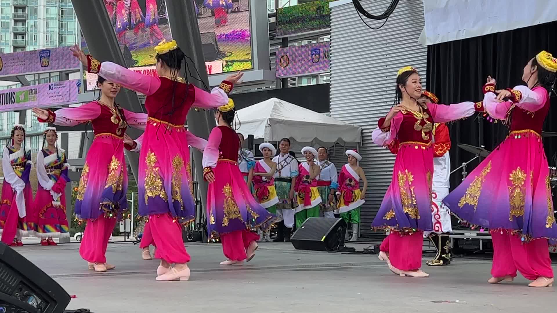 Chinese dancers perform in Mississauga