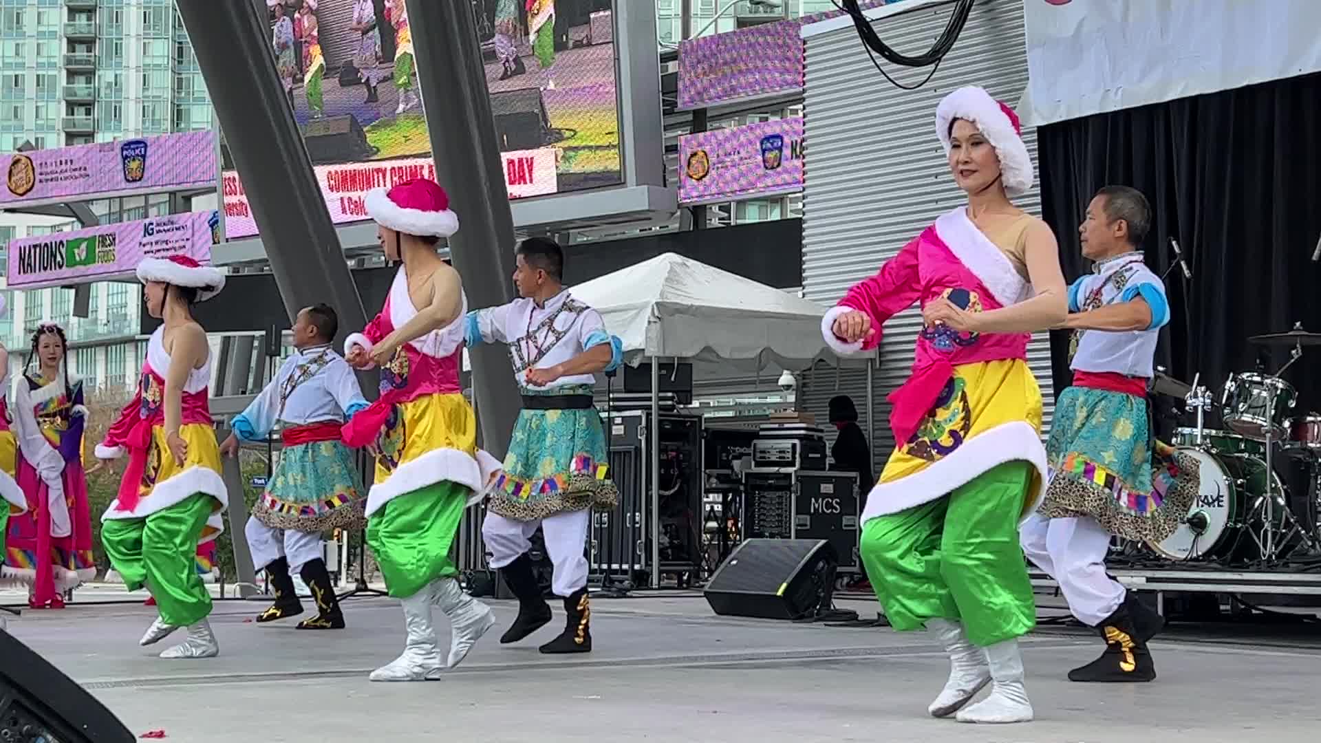 Chinese dancers perform in Mississauga