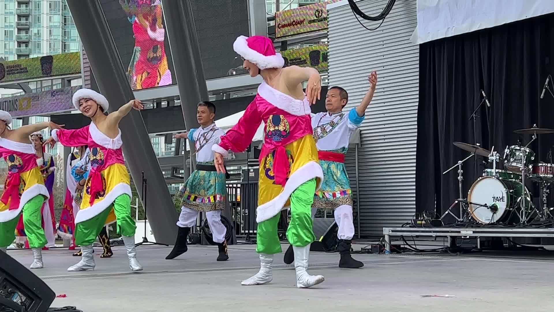 Chinese dancers perform in Mississauga