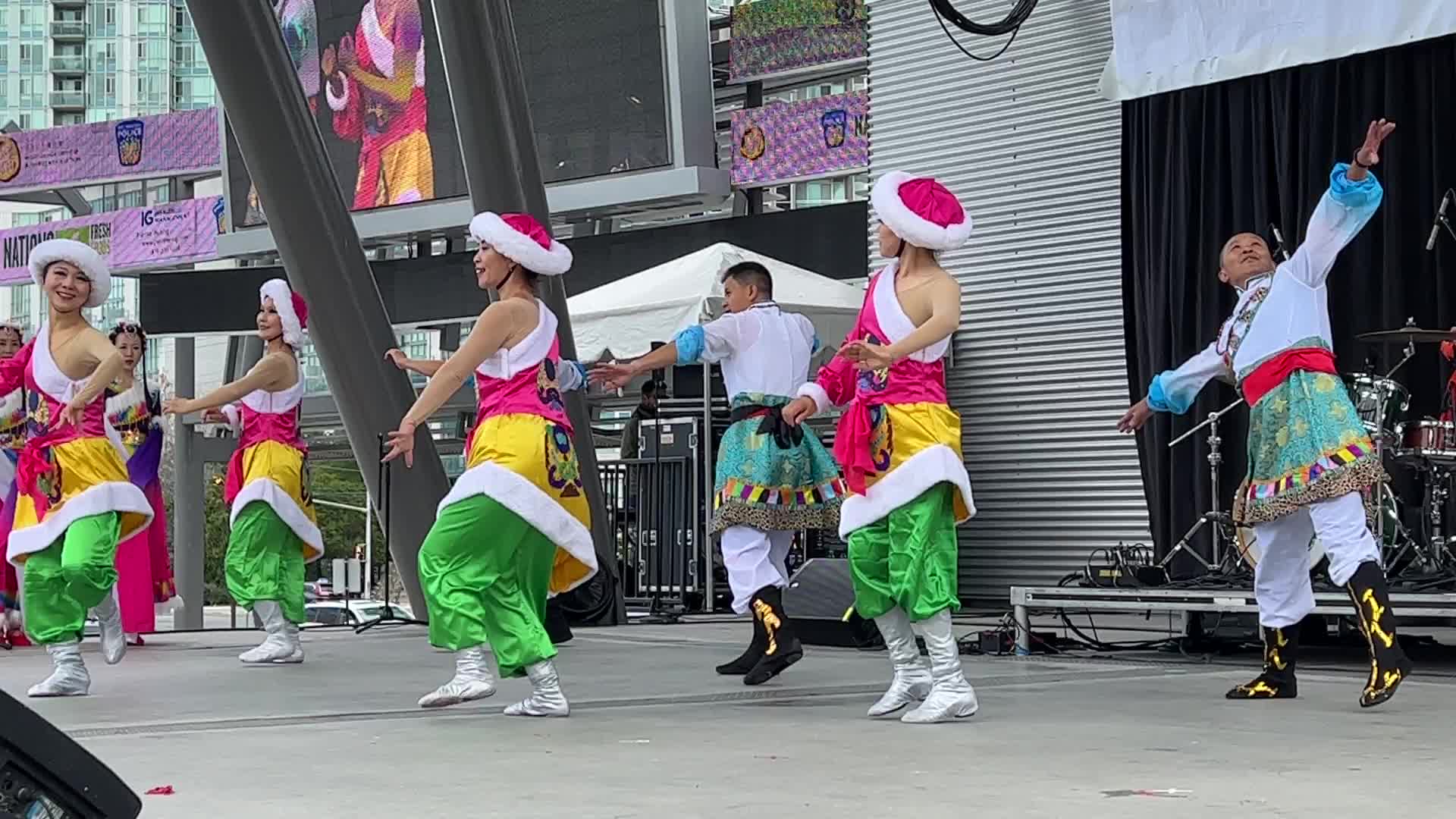 Chinese dancers perform in Mississauga