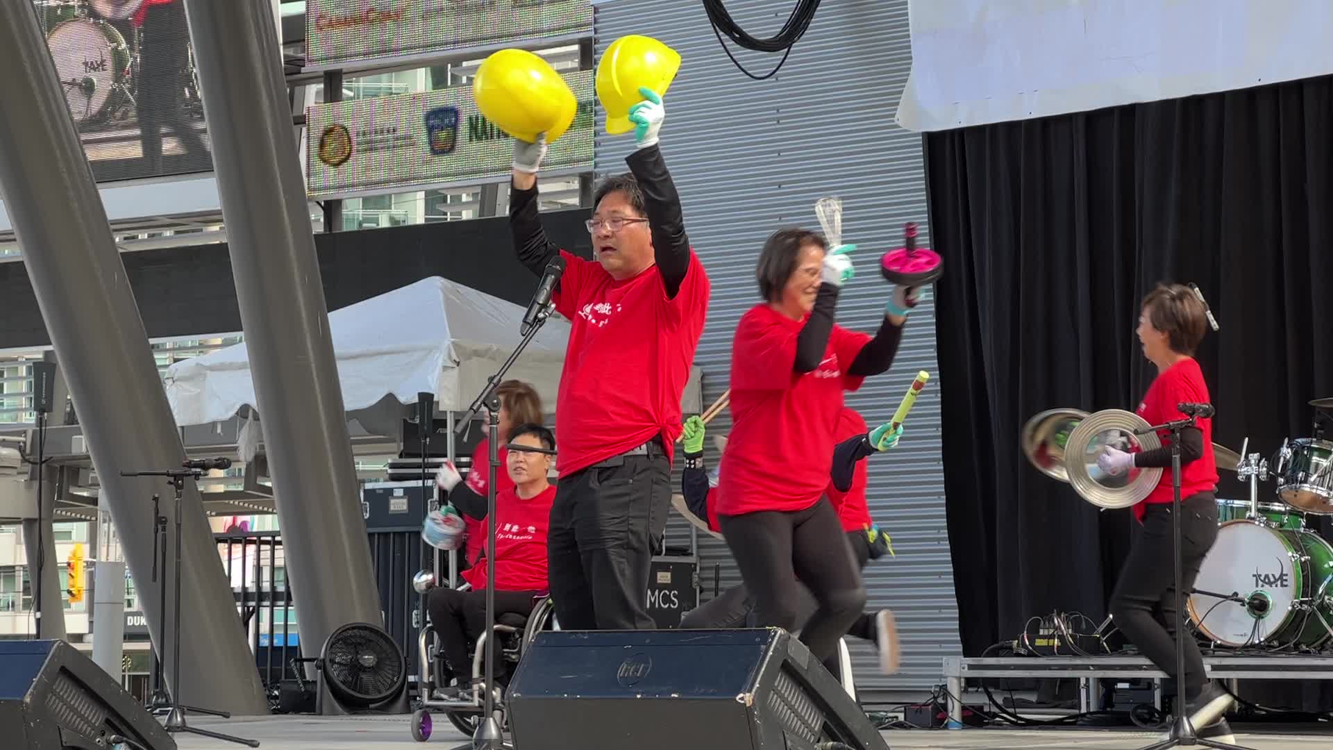 Chinese dancers perform in Mississauga