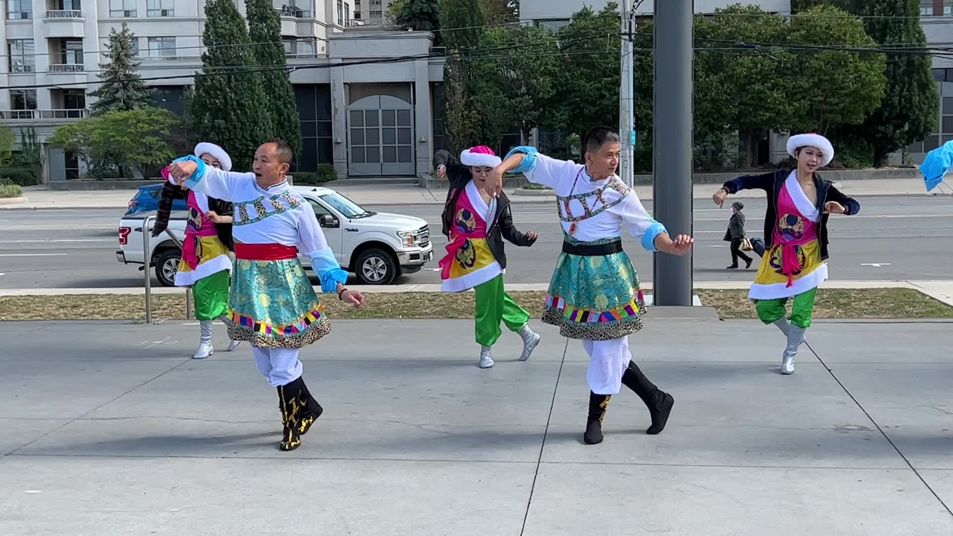 Chinese dancers perform in Mississauga