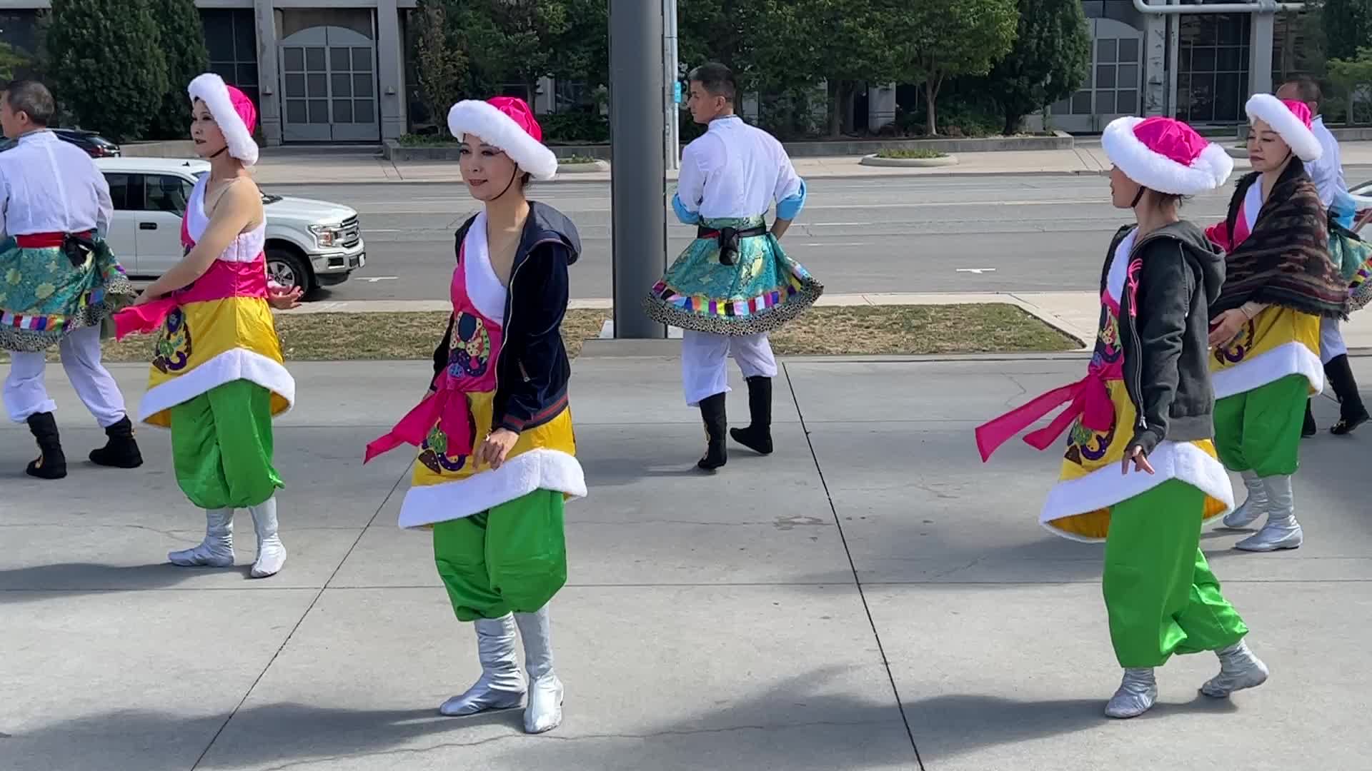 Chinese dancers perform in Mississauga