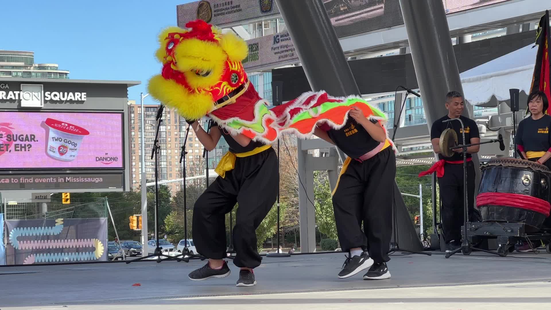 Chinese dancers perform in Mississauga