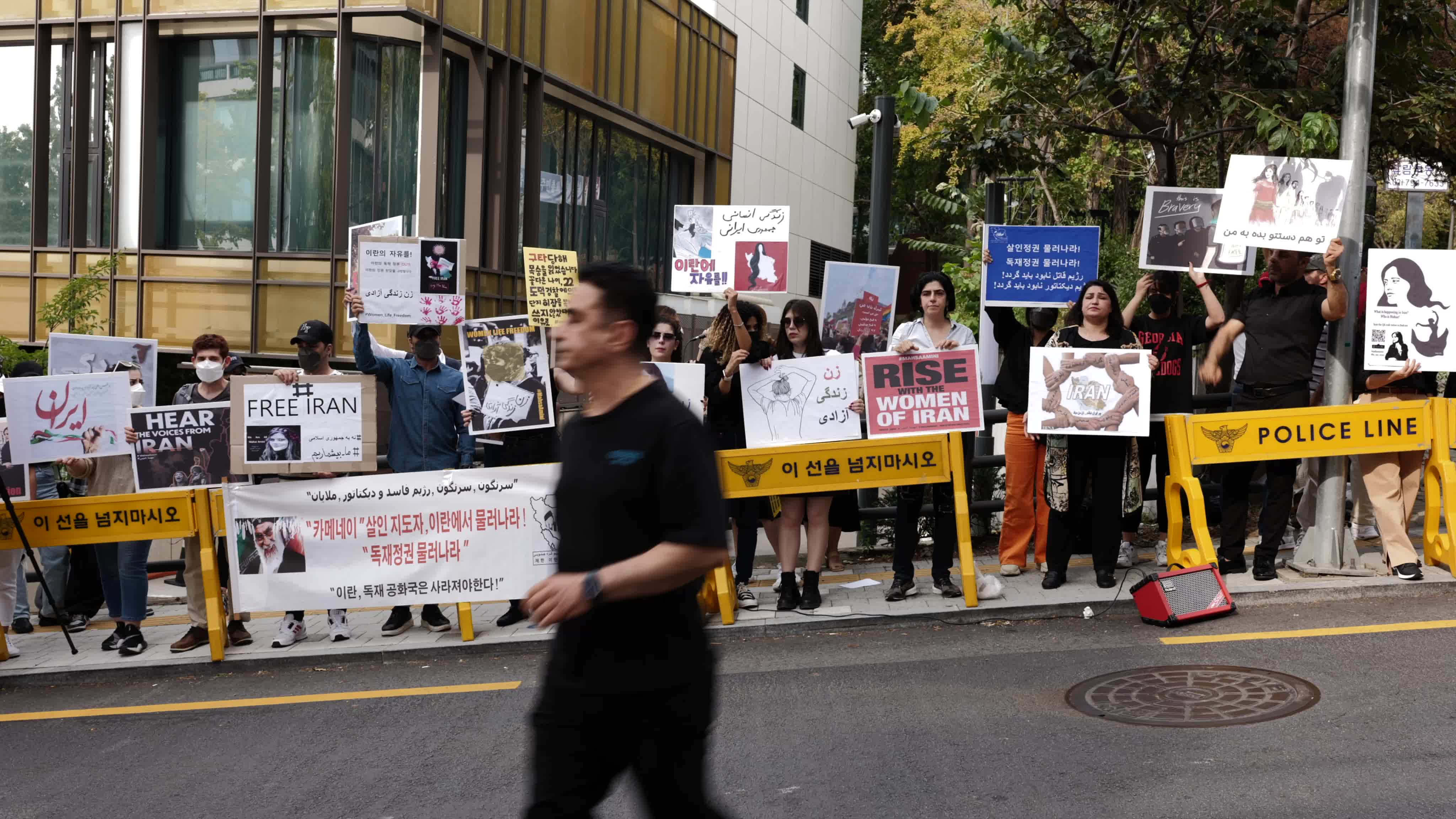 Demonstrators Protest Against Death of Mahsa Amini in South Korea