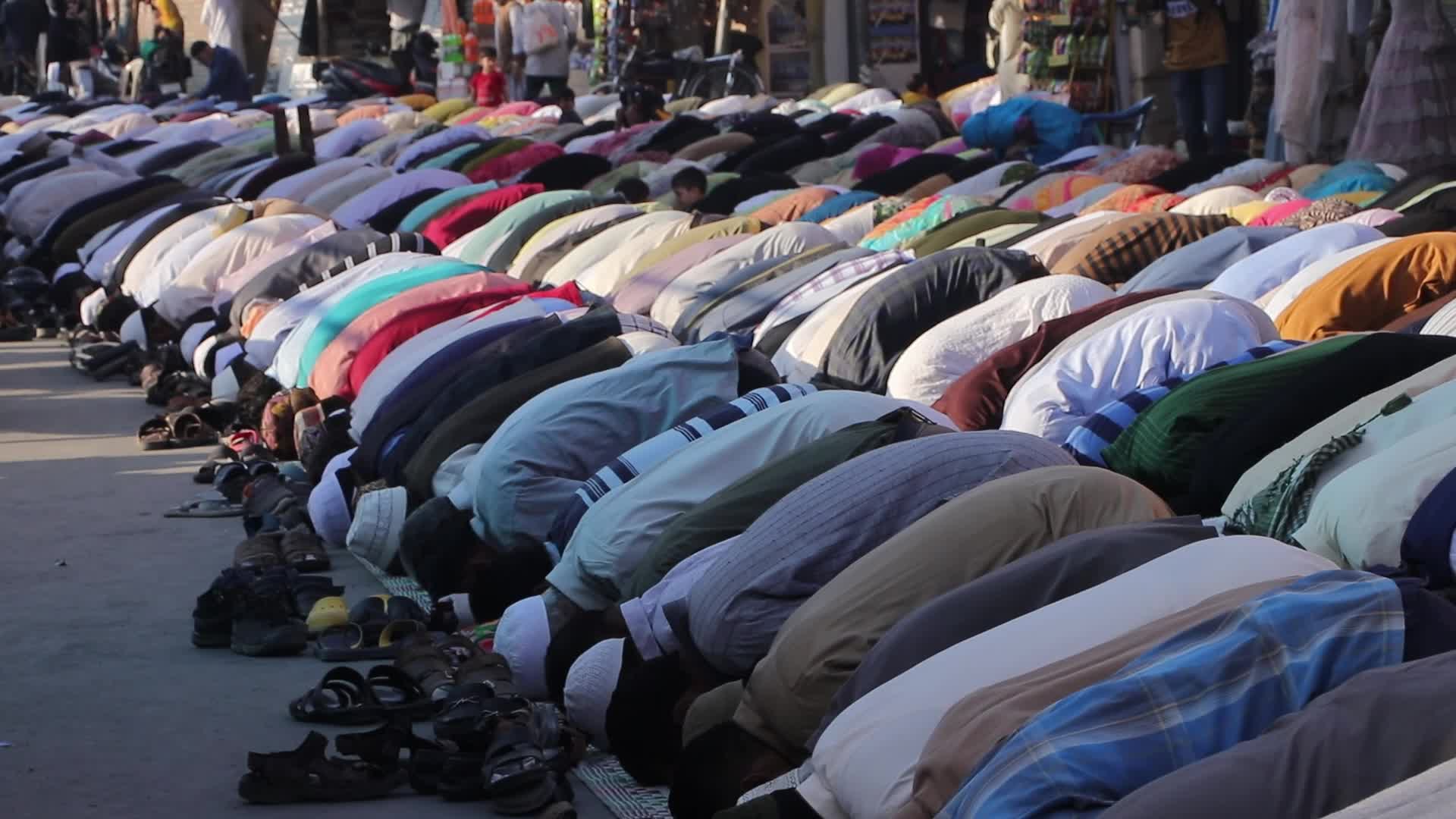 Devotees Throng Sufi Shrine In Kashmir