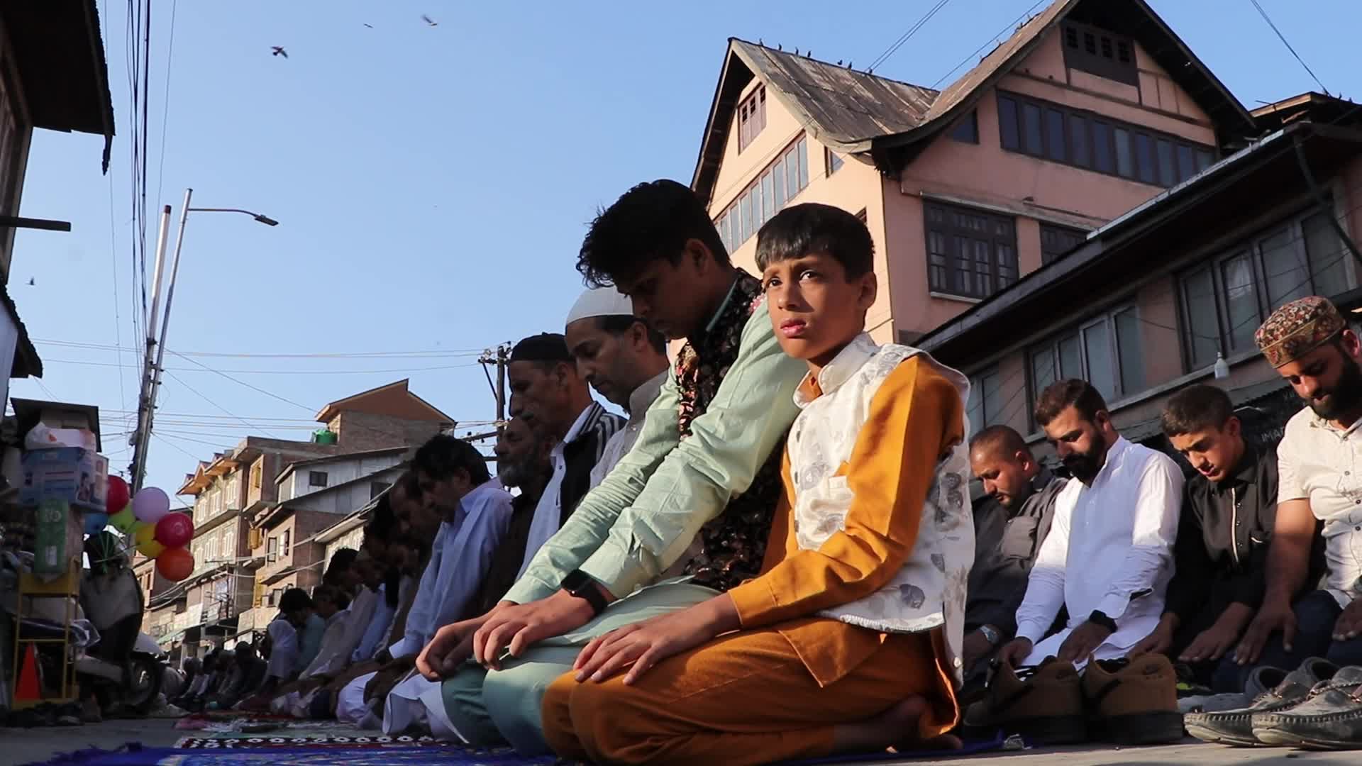 Devotees Throng Sufi Shrine In Kashmir