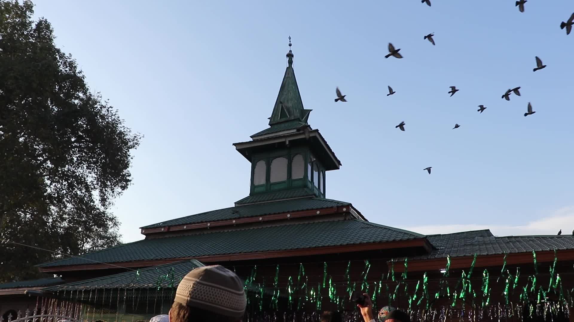 Devotees Throng Sufi Shrine In Kashmir