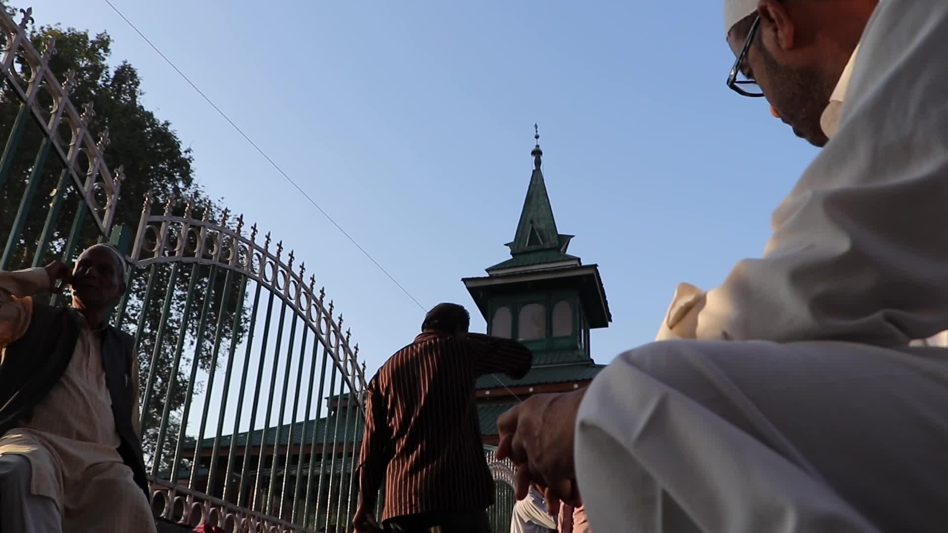 Devotees Throng Sufi Shrine In Kashmir