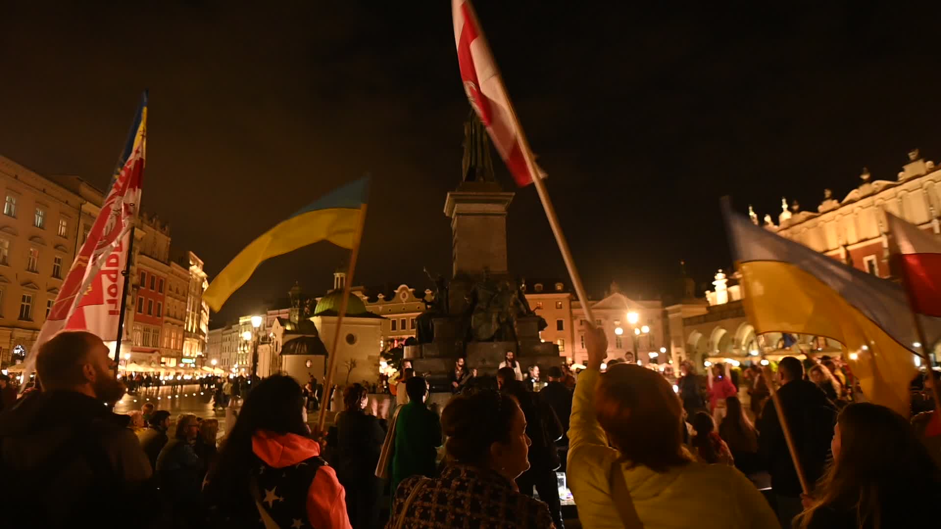 Los Iankover’s Perform In Krakow's Market Square