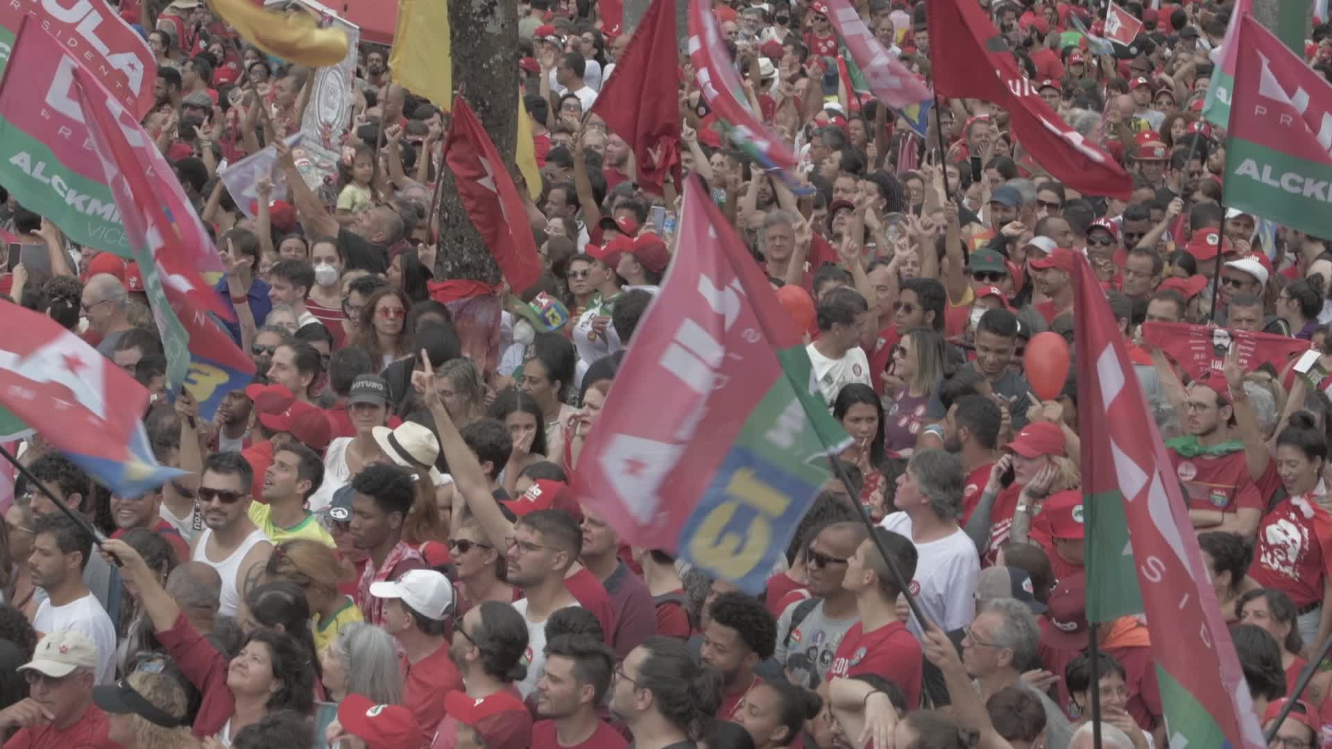 Lula da Silva leads a march during campaign in Belo Horizonte