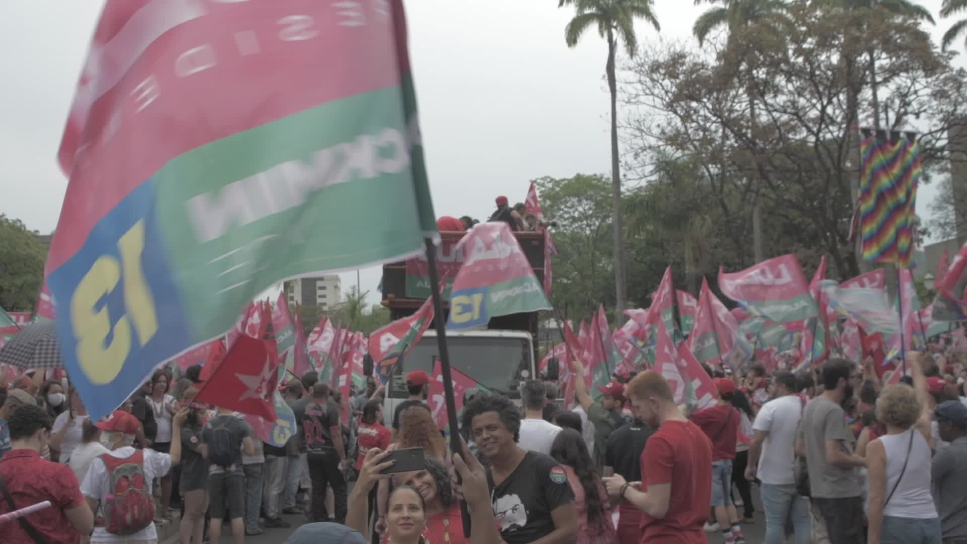 Lula da Silva leads a march during campaign in Belo Horizonte