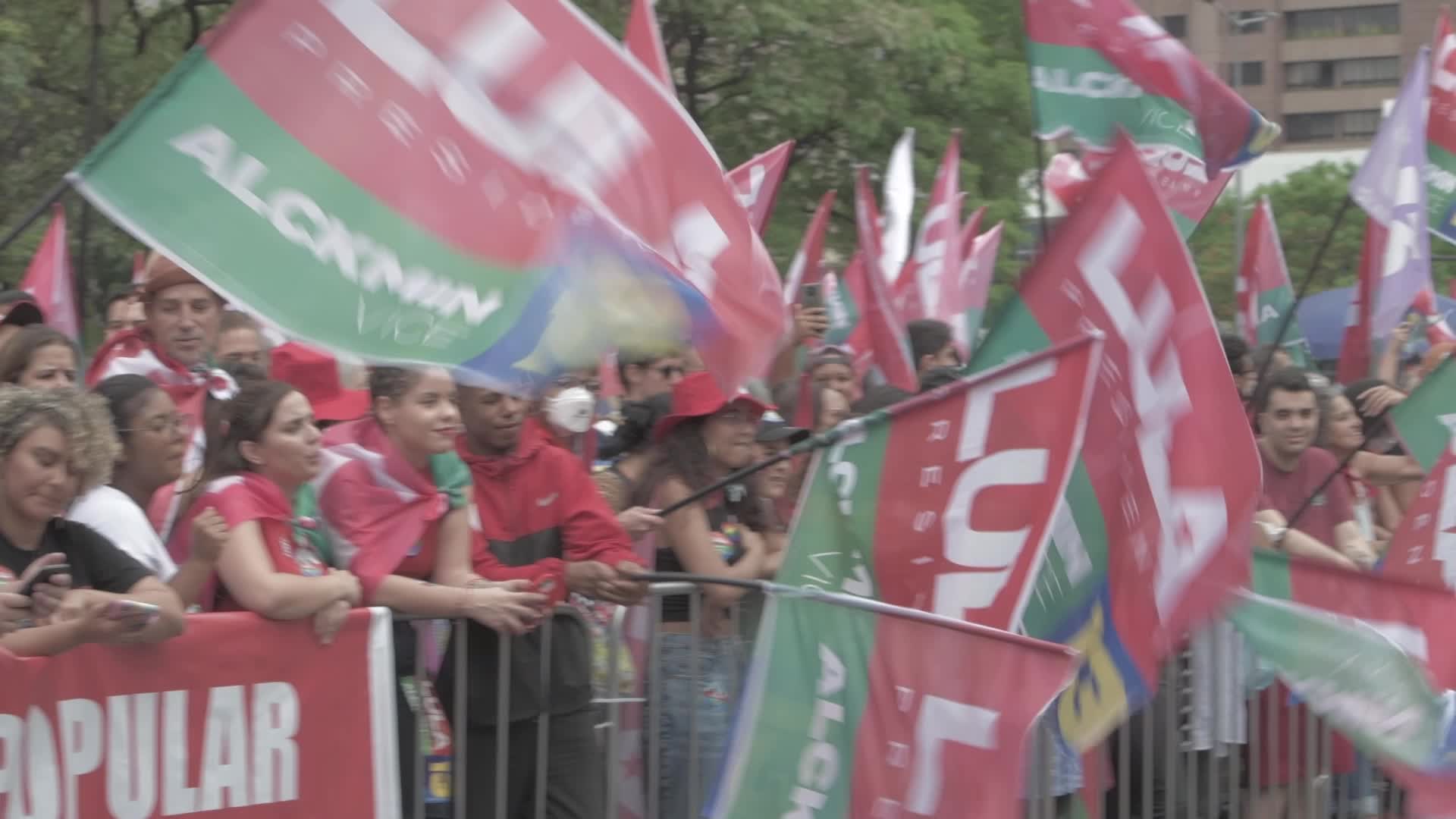 Lula da Silva leads a march during campaign in Belo Horizonte