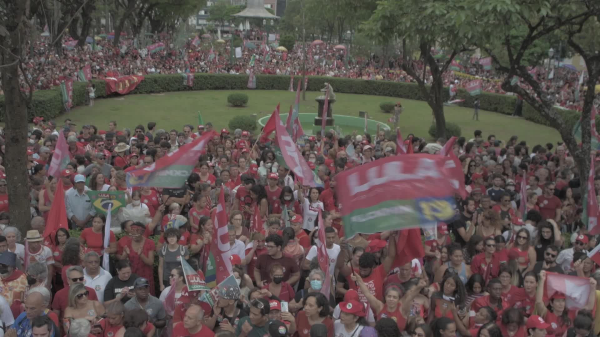 Lula da Silva leads a march during campaign in Belo Horizonte