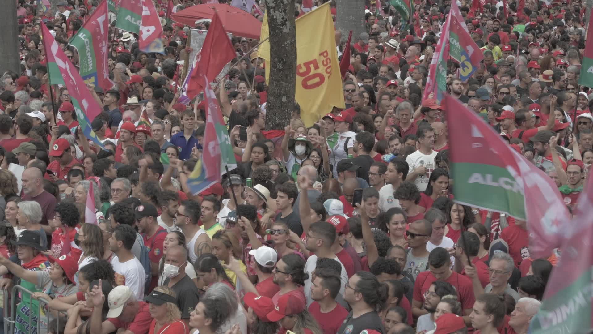 Lula da Silva leads a march during campaign in Belo Horizonte