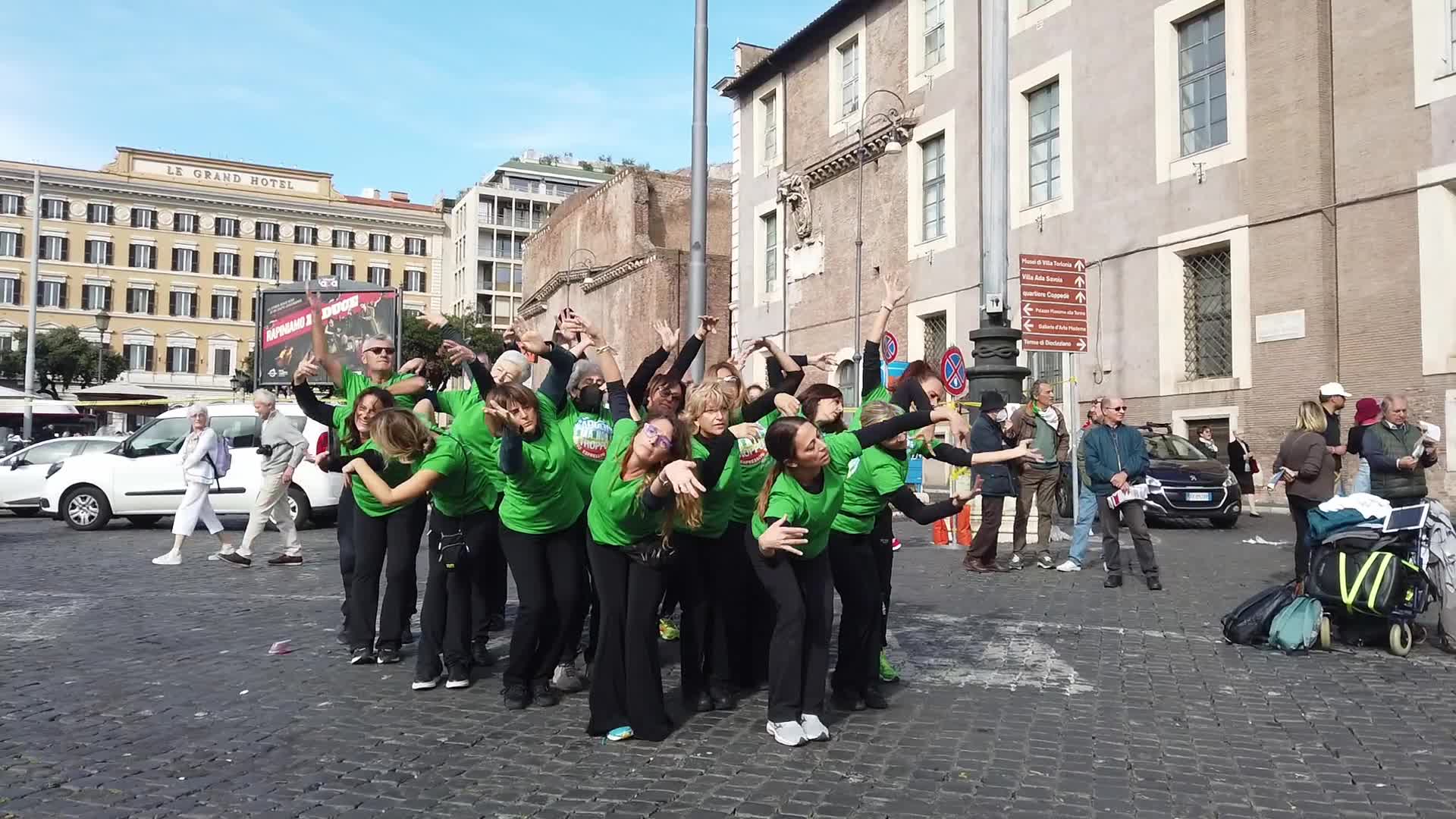 Thousands swarm streets of Rome for peace rally