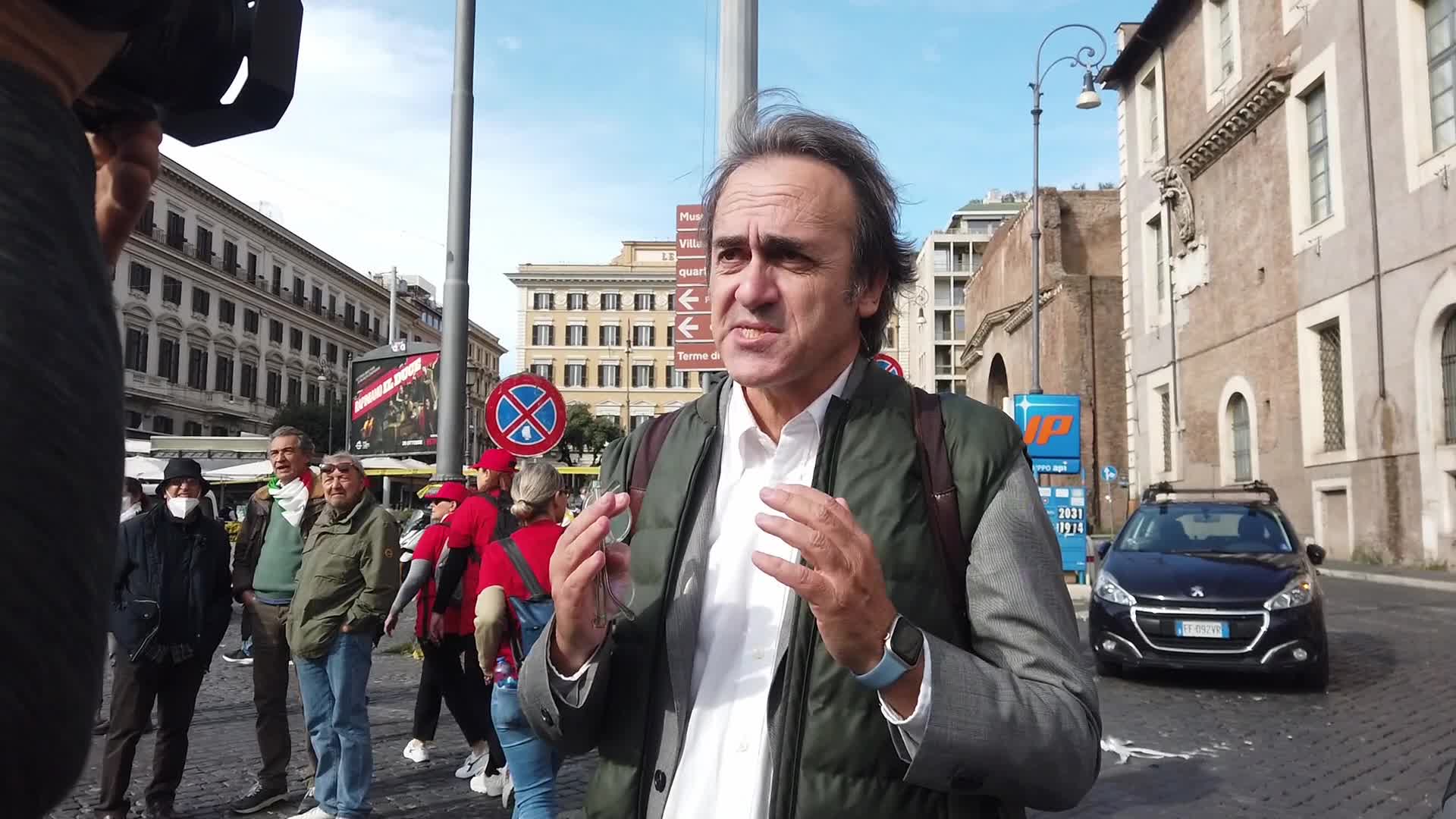 Thousands swarm streets of Rome for peace rally