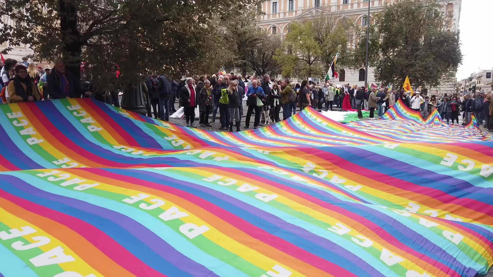 Thousands swarm streets of Rome for peace rally