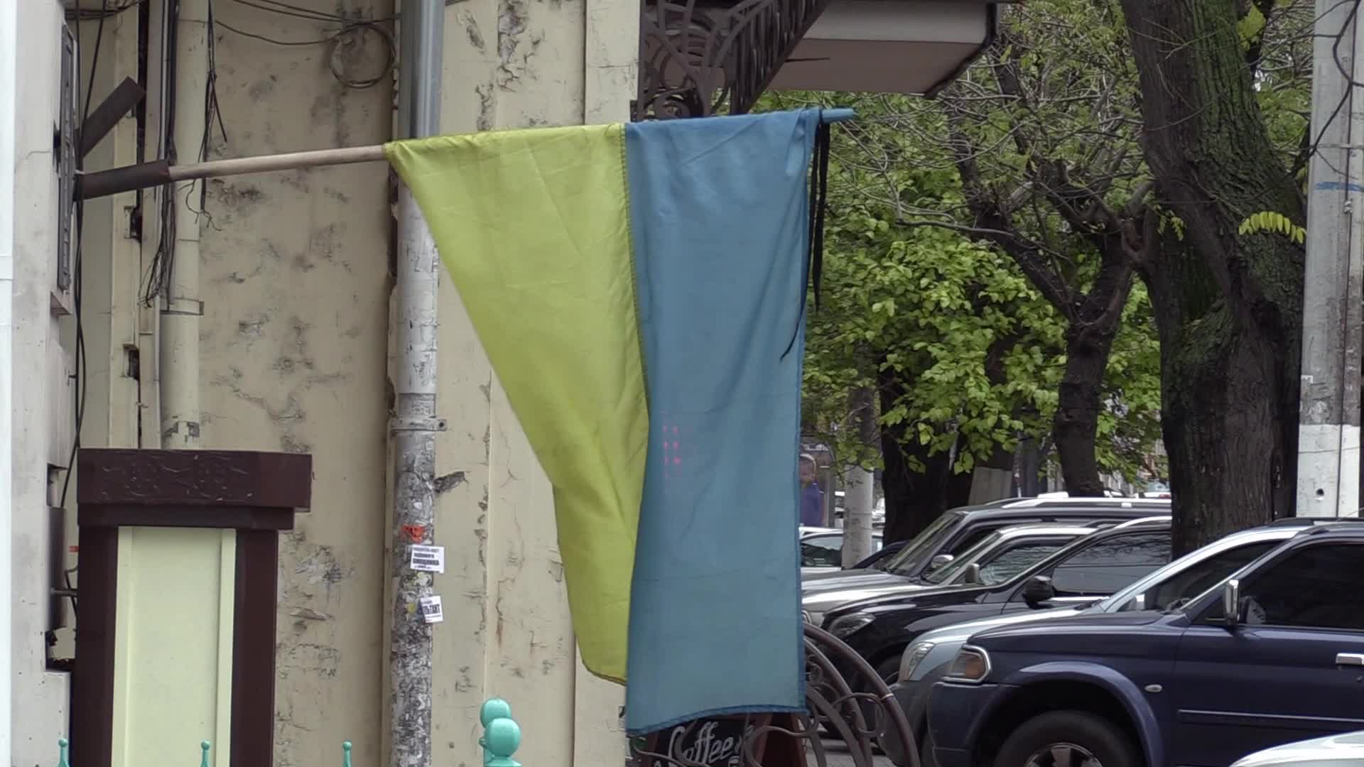 Ukrainians install a electricity generator outside the entrance to a store during emergency power blackout in Odesa