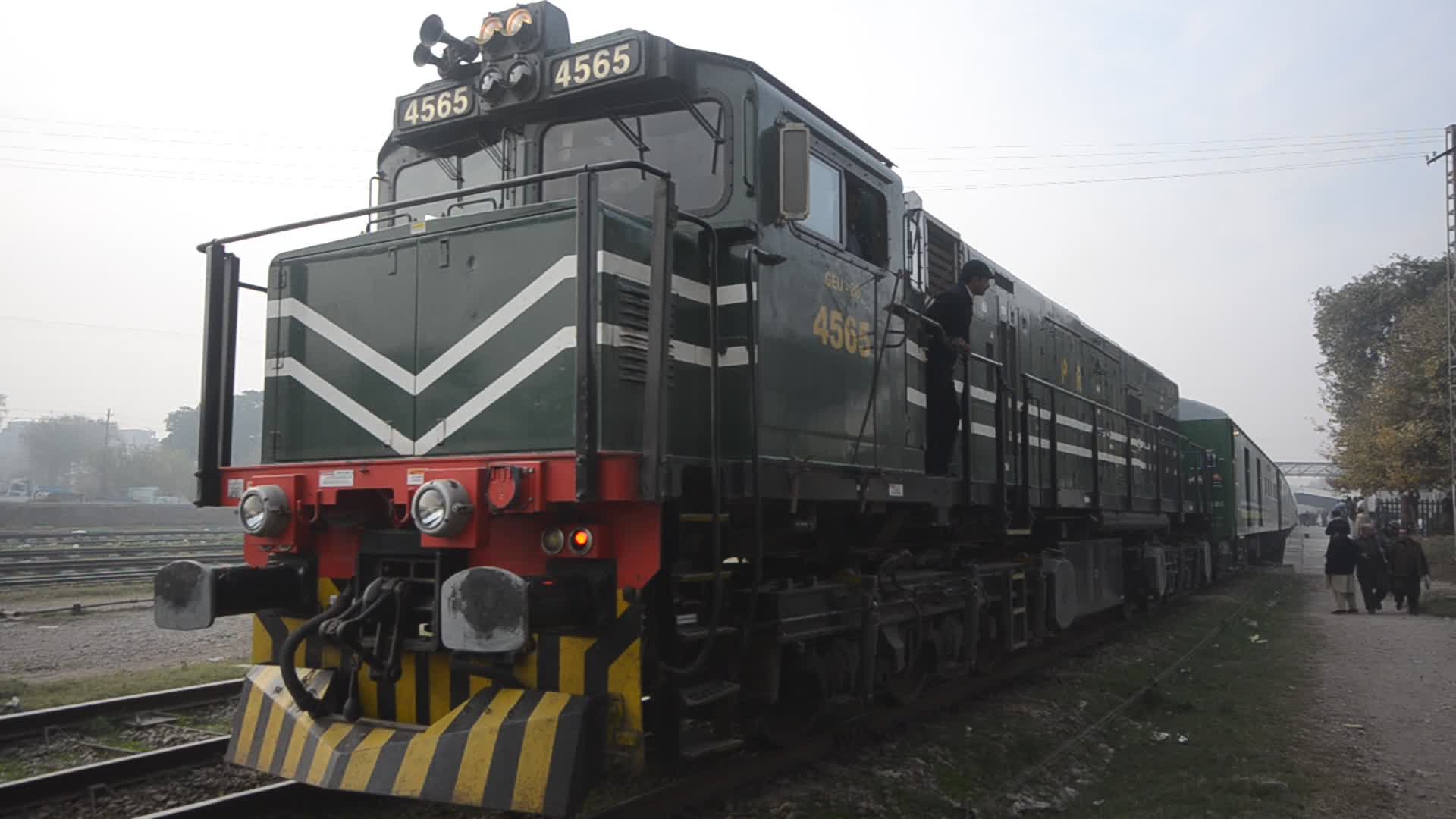 Pakistan Railways will receive 46 of 230 new passenger coaches from China in December.
