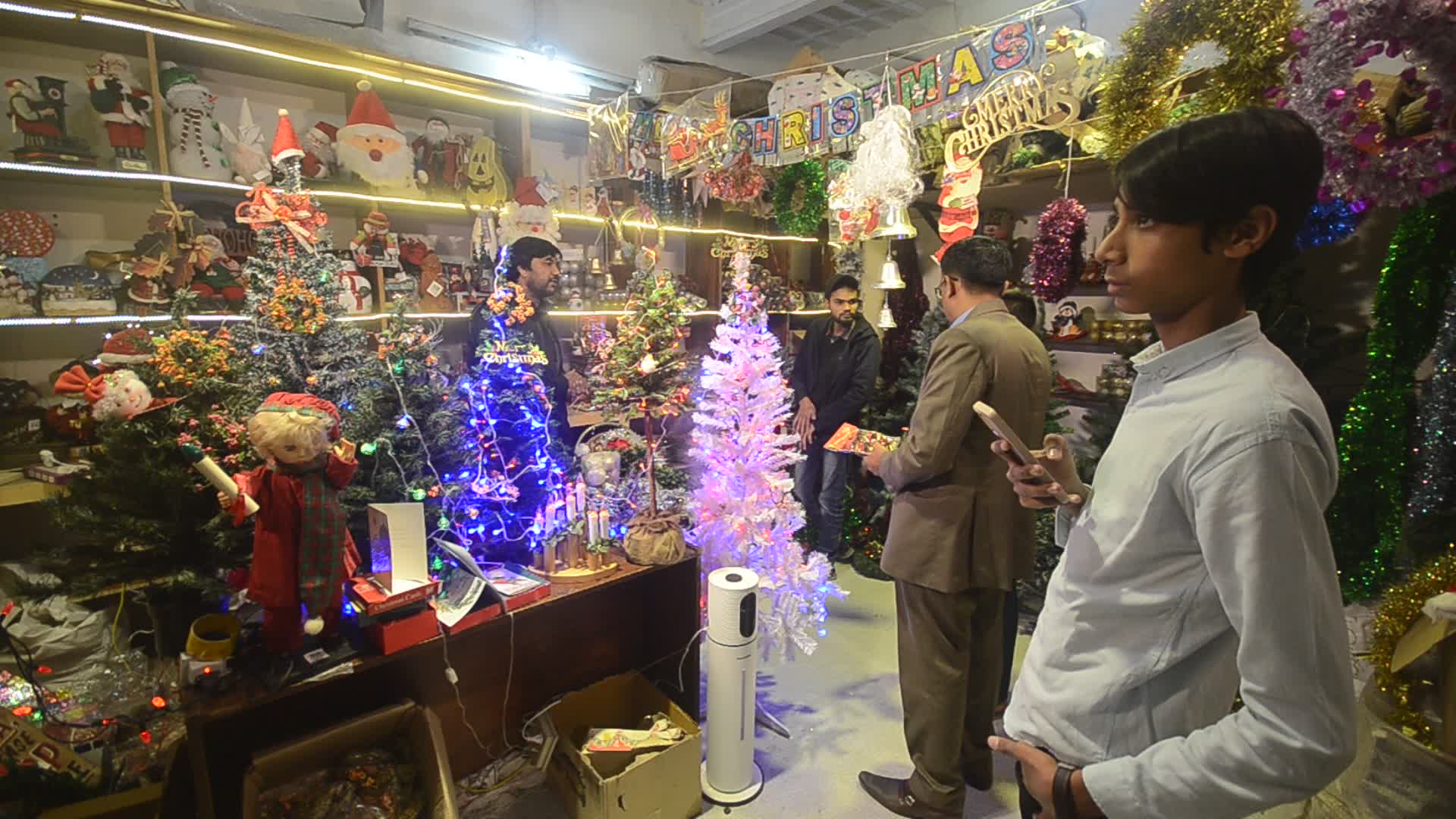 Christians in Pakistan celebrate Christmas across in Peshawar
