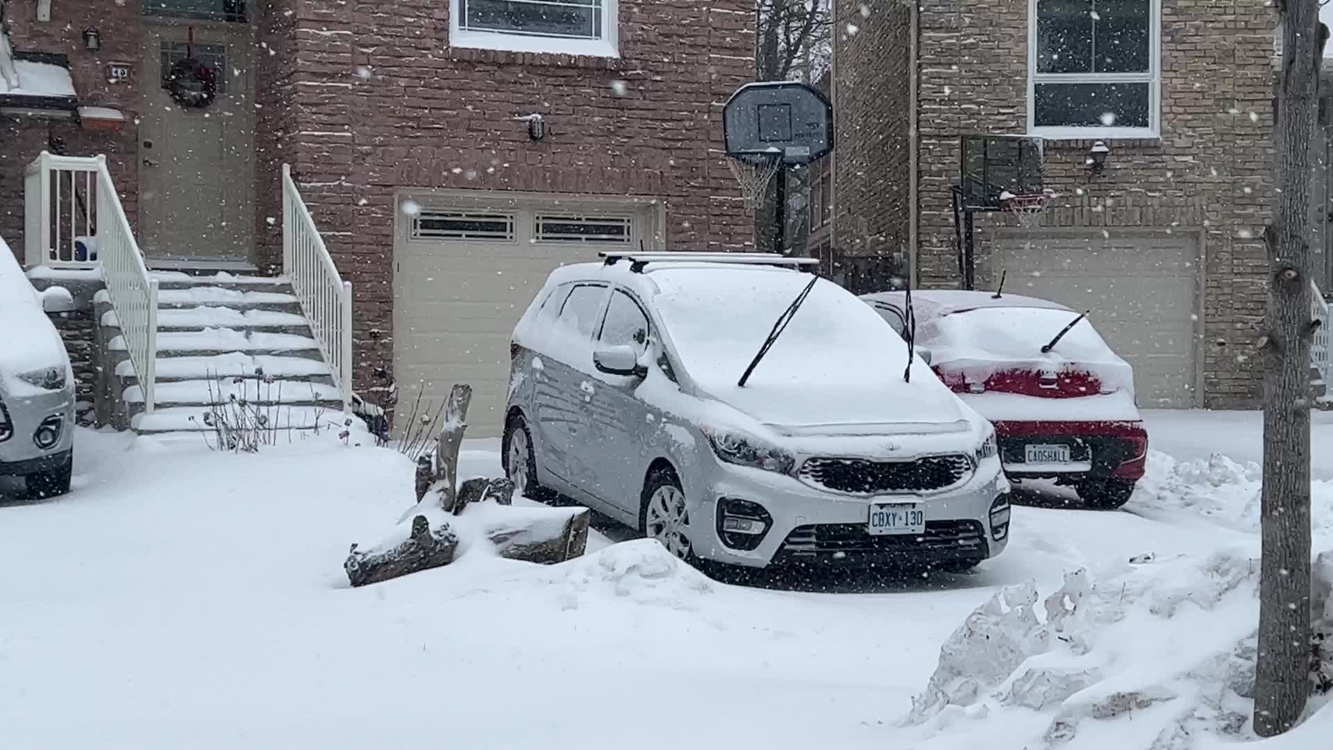 Treacherous winter snowstorm hits Toronto