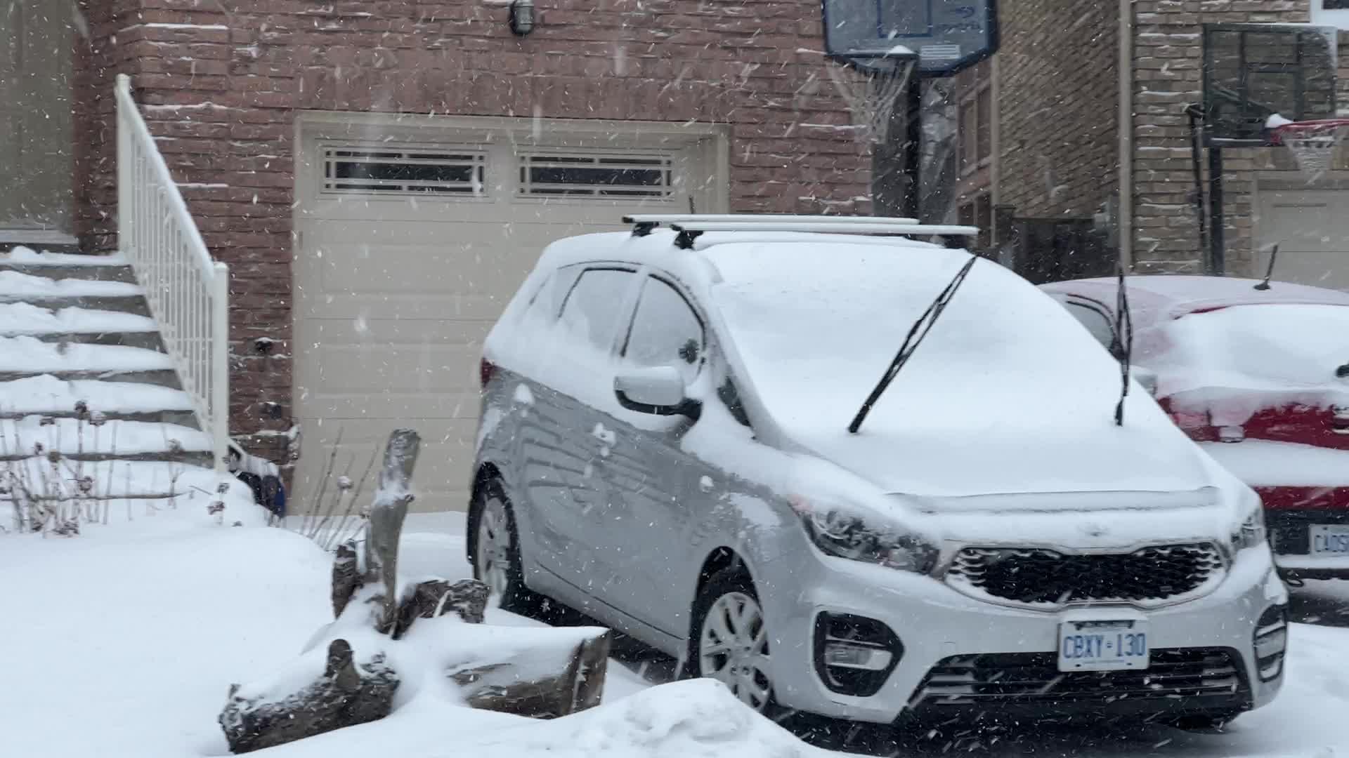 Treacherous winter snowstorm hits Toronto