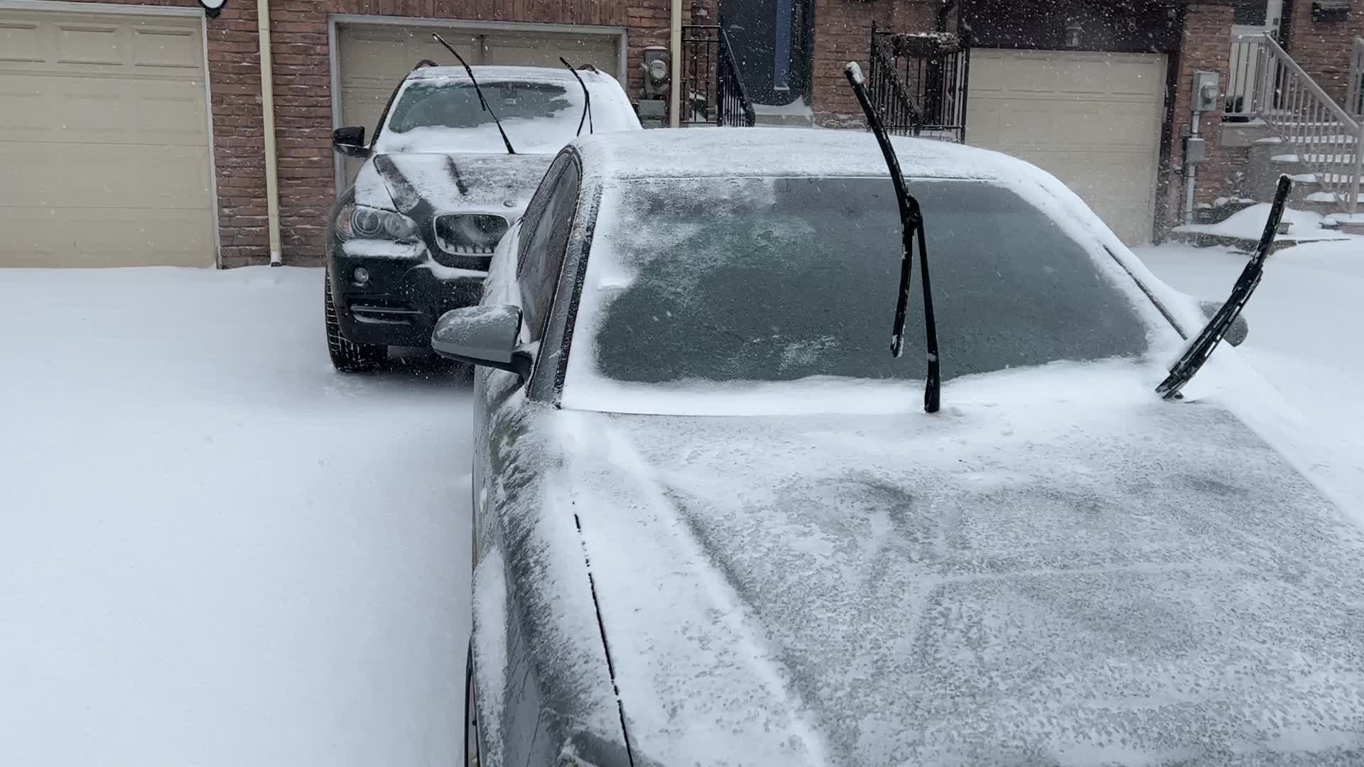 Treacherous winter snowstorm hits Toronto