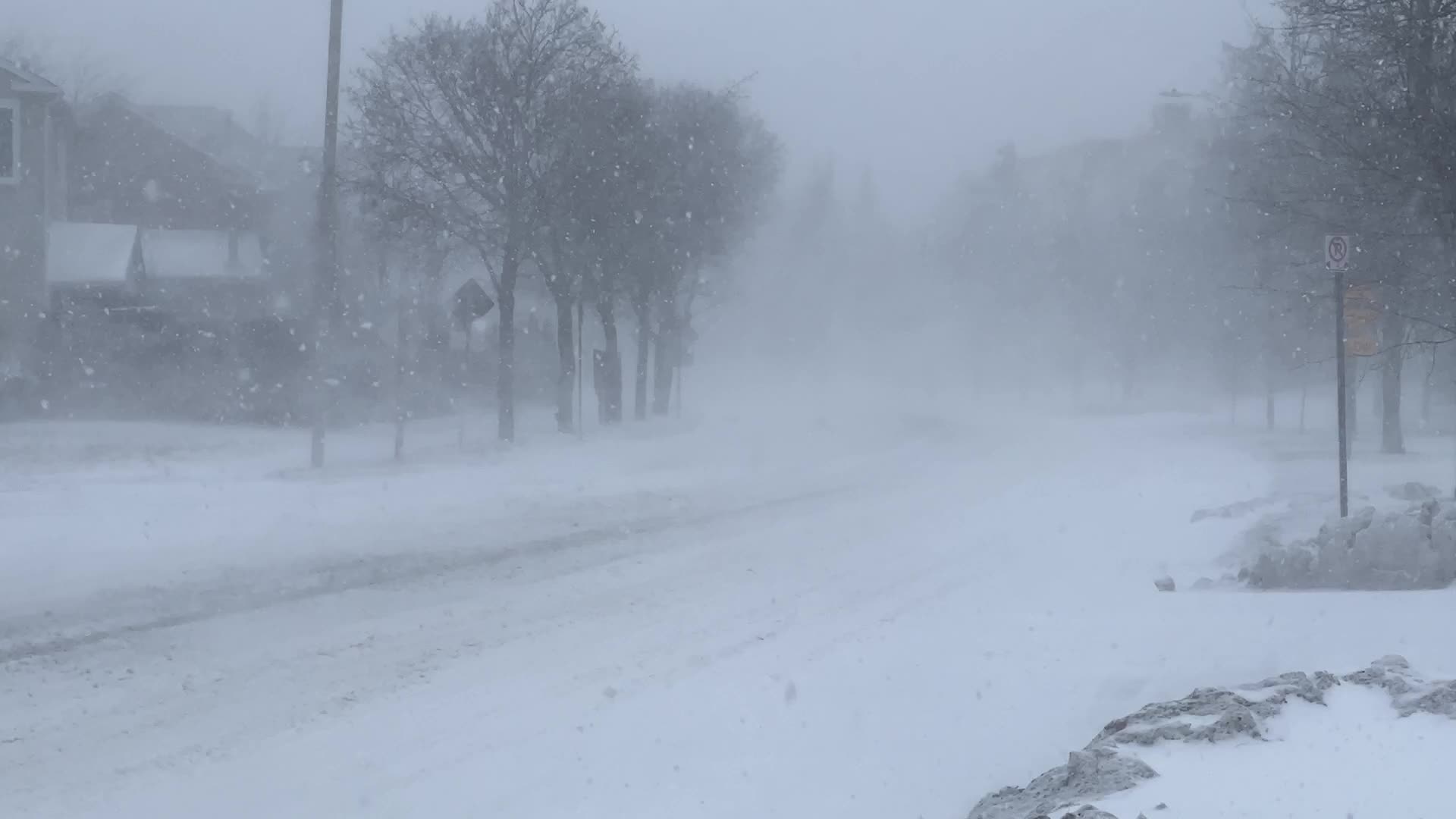 Treacherous winter snowstorm hits Toronto