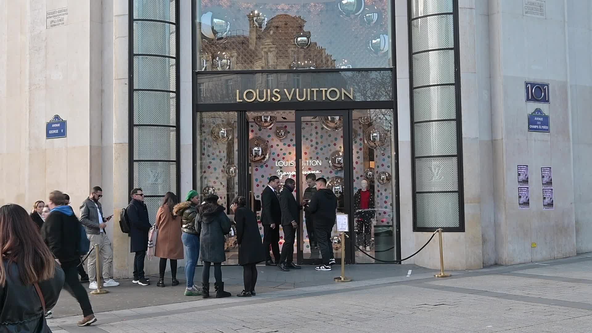 Yayoi Kusama at Louis Vuitton on the Champs-Elysees 3