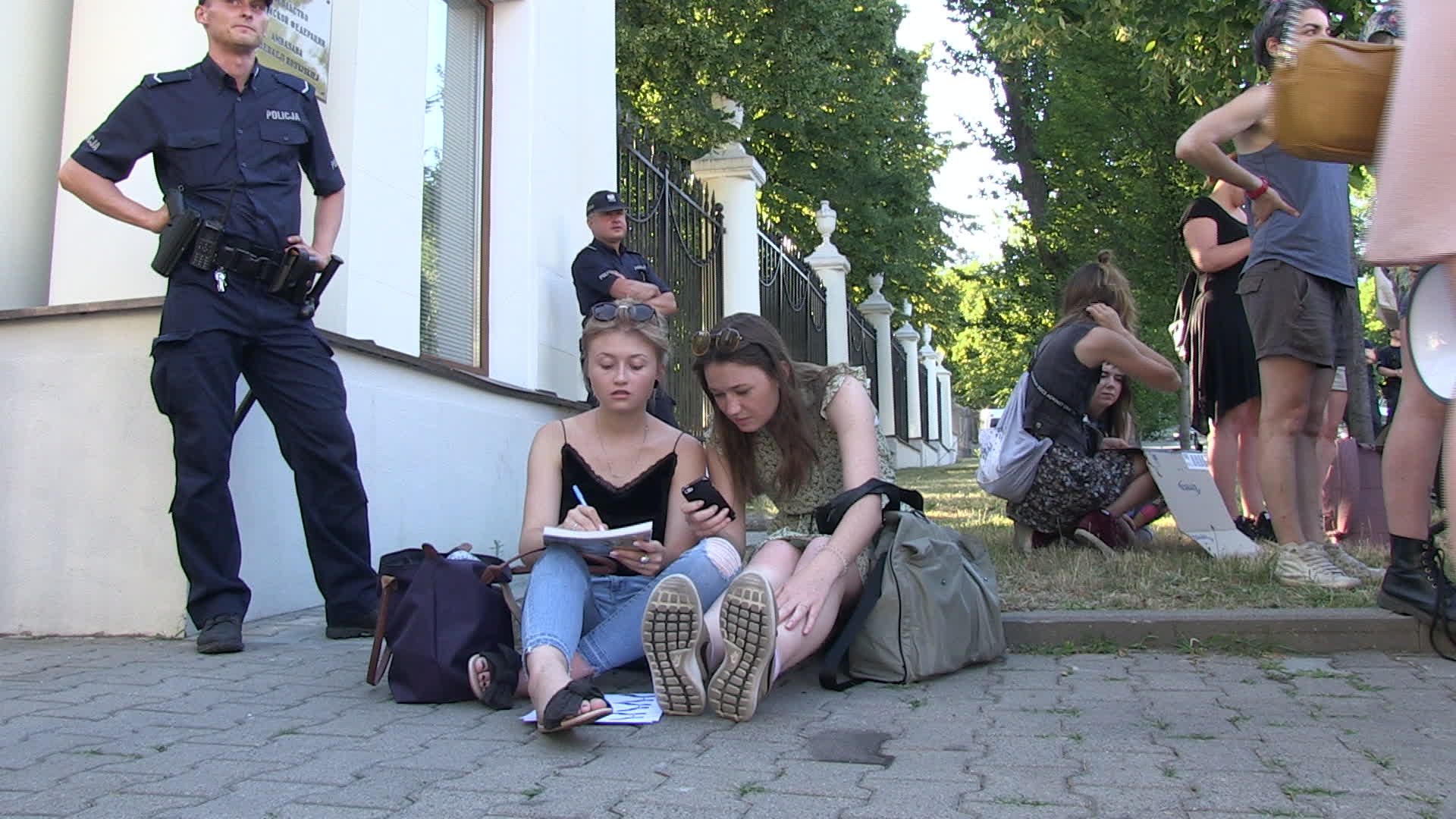 Demonstration against detention of Khachaturyan sisters in front of Russian embassy