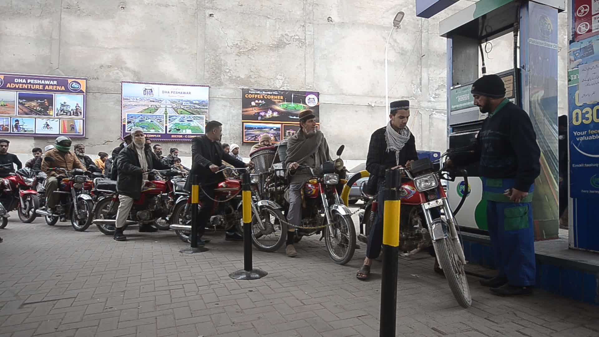 Dar announces 35-rupee hike in petrol price in Pakistan
