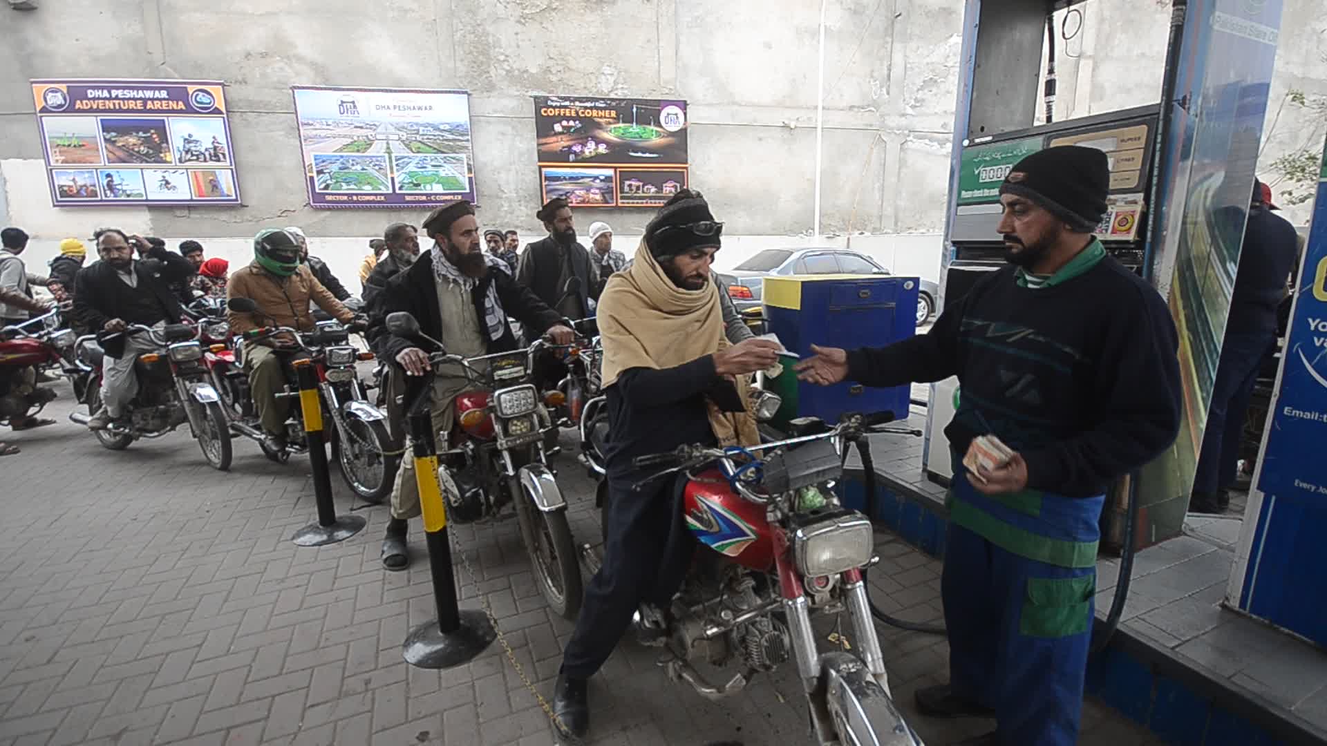 Dar announces 35-rupee hike in petrol price in Pakistan
