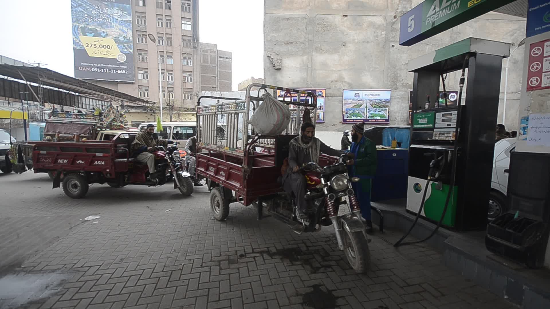 Dar announces 35-rupee hike in petrol price in Pakistan
