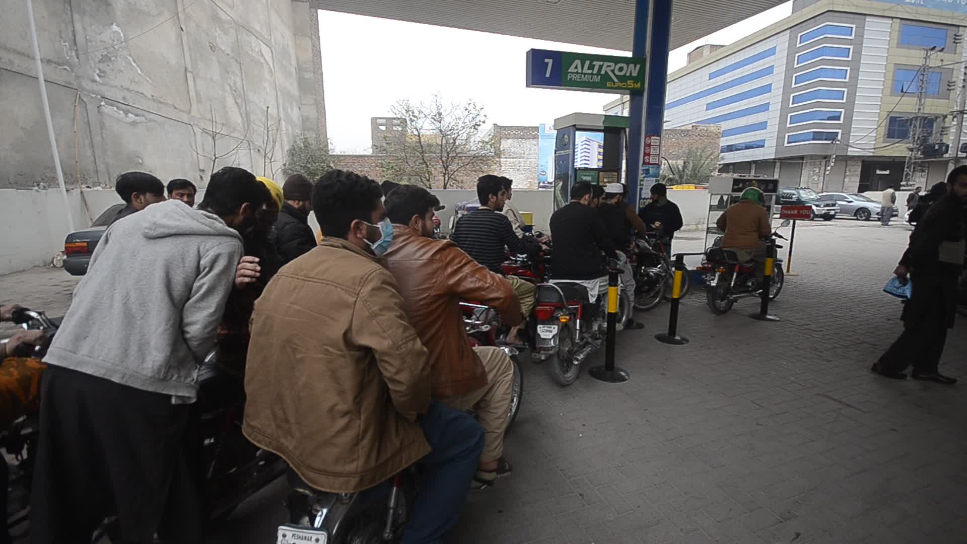 Dar announces 35-rupee hike in petrol price in Pakistan
