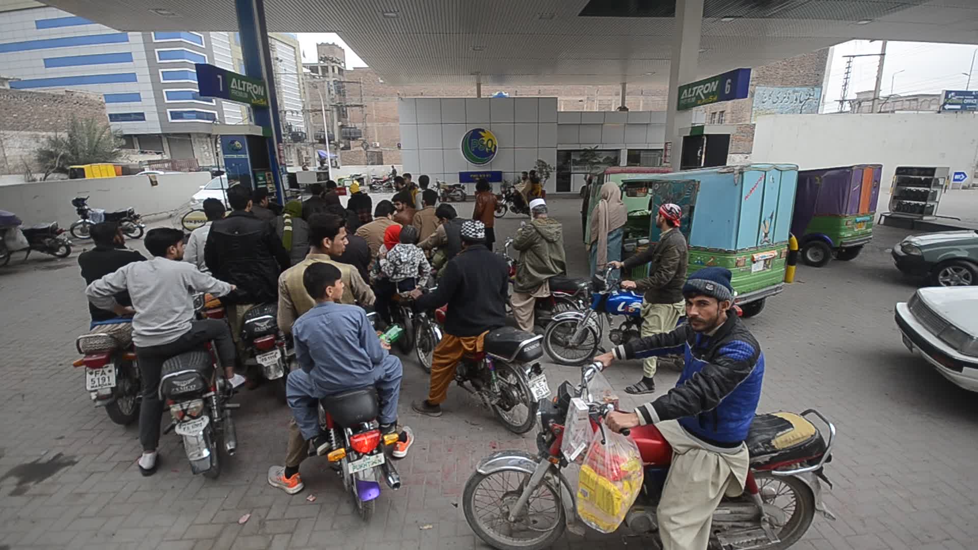 Dar announces 35-rupee hike in petrol price in Pakistan
