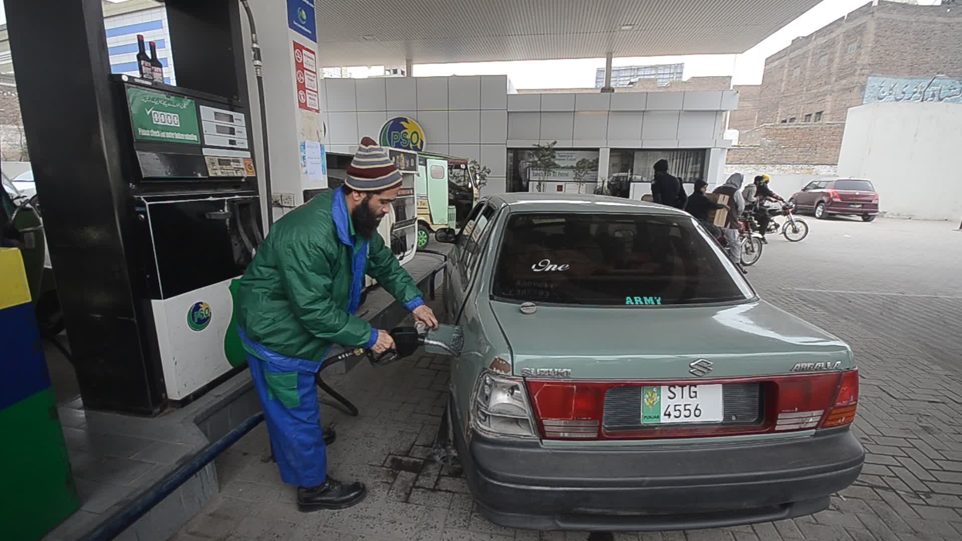 Dar announces 35-rupee hike in petrol price in Pakistan
