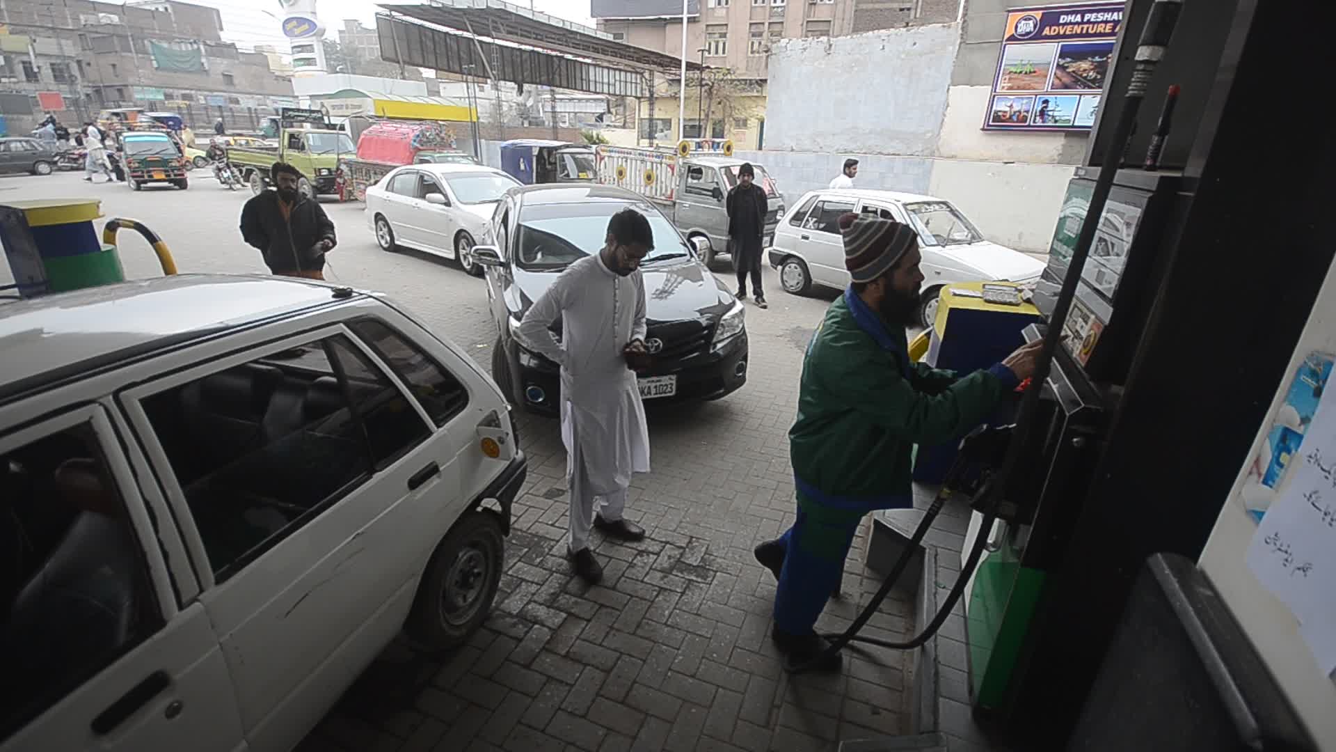 Dar announces 35-rupee hike in petrol price in Pakistan
