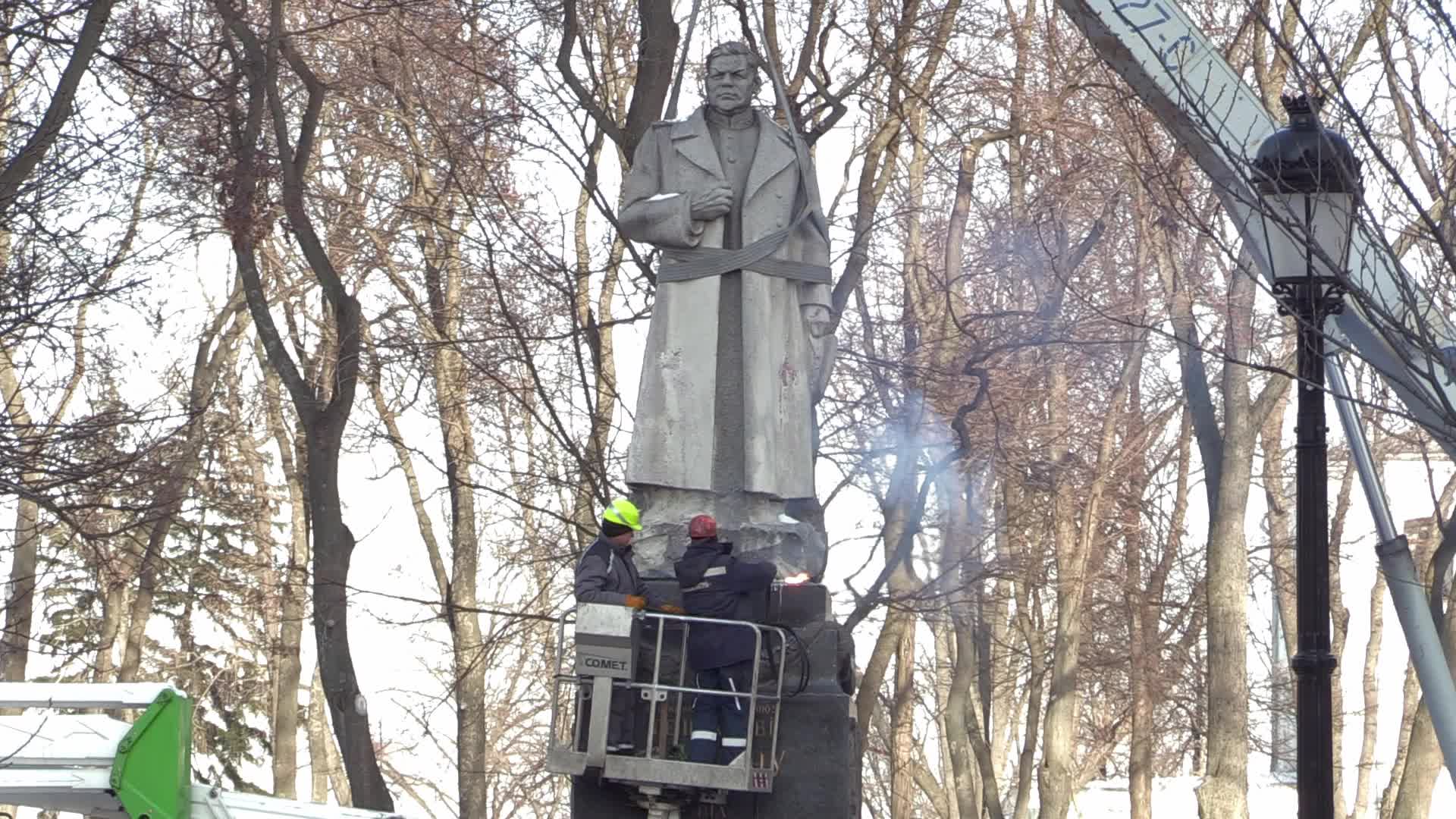 A monument to Soviet Army General Nikolai Vatutin was dismantled in Kyiv, amid Russia's invasion of Ukraine.