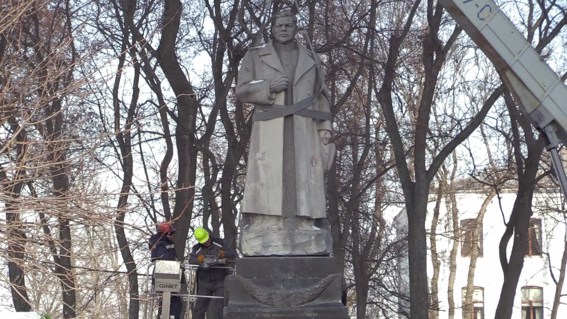 A monument to Soviet Army General Nikolai Vatutin was dismantled in Kyiv, amid Russia's invasion of Ukraine.