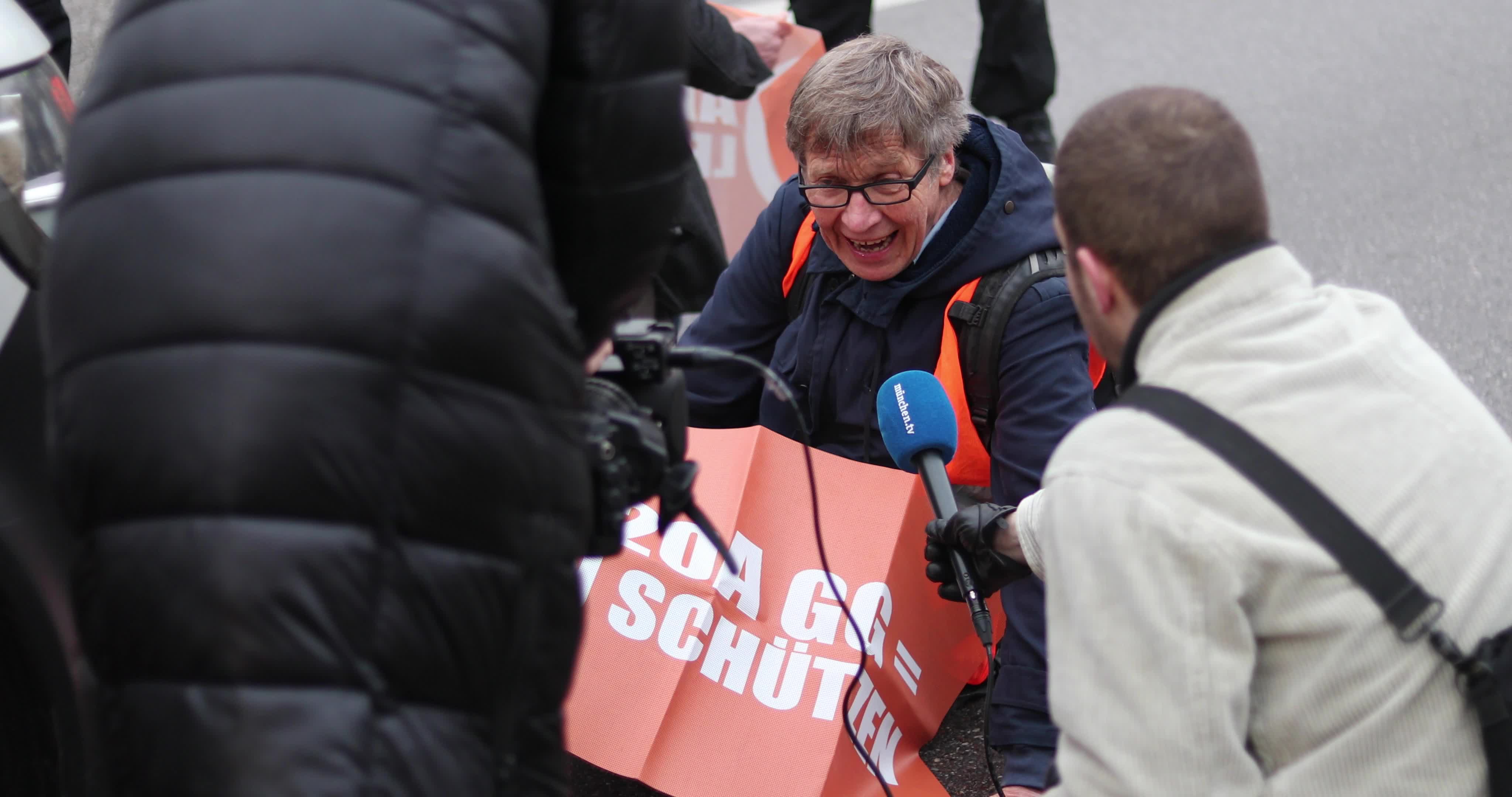 Last Generation blocks the A96 motorway exit in Munich