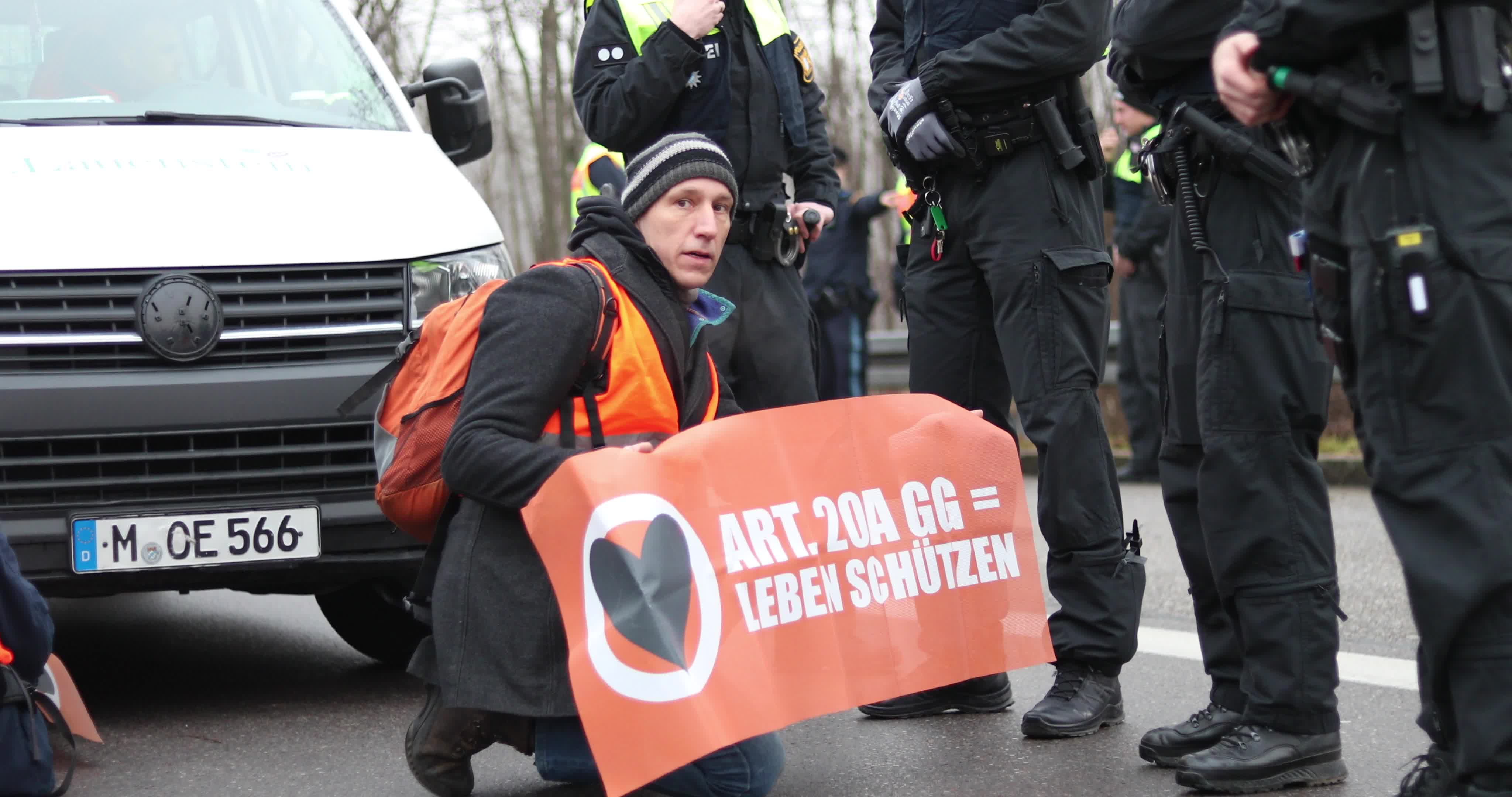 Last Generation blocks the A96 motorway exit in Munich
